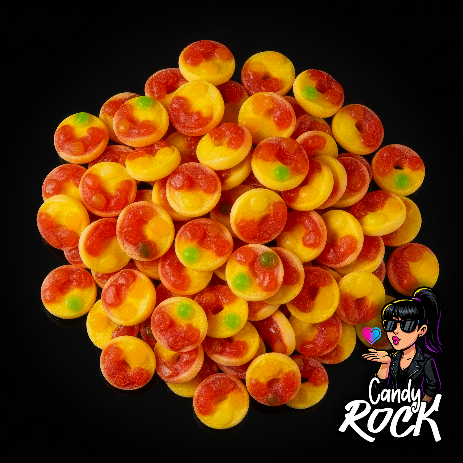 Bonbons mini pizzas gélifiées lisses et multicolores sur fond noir, vue générale du vrac CandyRock.