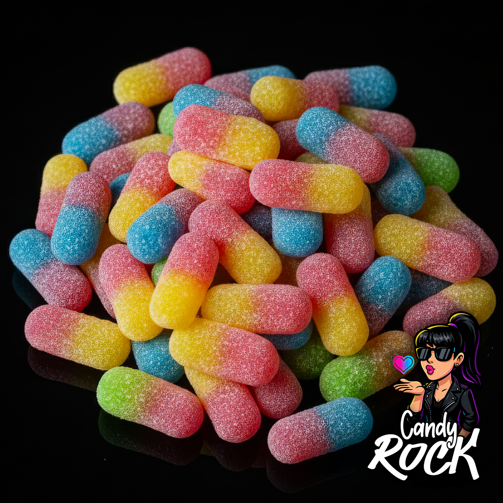 Mini vers Jake bicolores enrobés de sucre acidulé sur fond noir, présentation gourmande CandyRock.