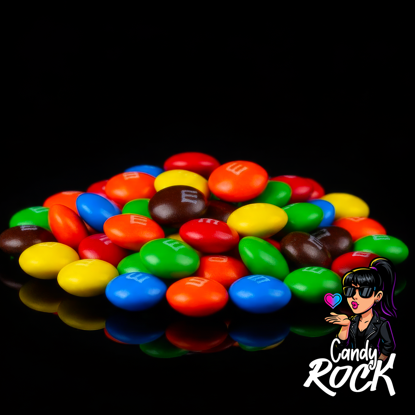 Vue rapprochée d’un tas de M&M’s multicolores sur fond noir, détails de la brillance et des couleurs CandyRock.