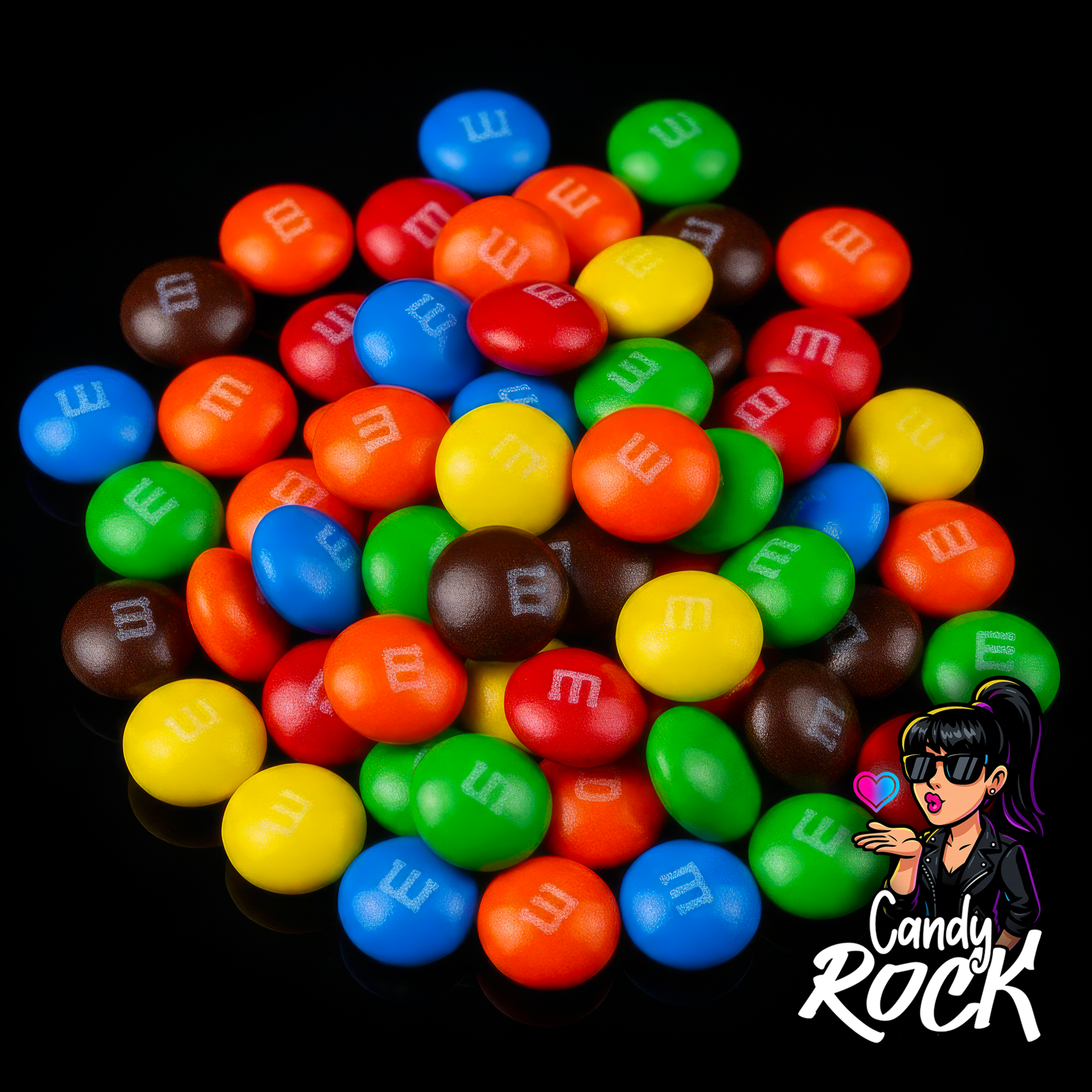 Gros plan de M&M’s colorés posés devant leur sachet marron, focus sur les dragées au chocolat CandyRock.
