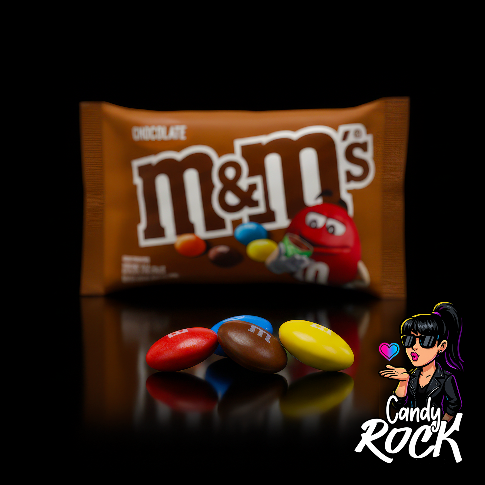 Gros plan de M&M’s colorés posés devant leur sachet marron, focus sur les dragées au chocolat CandyRock.