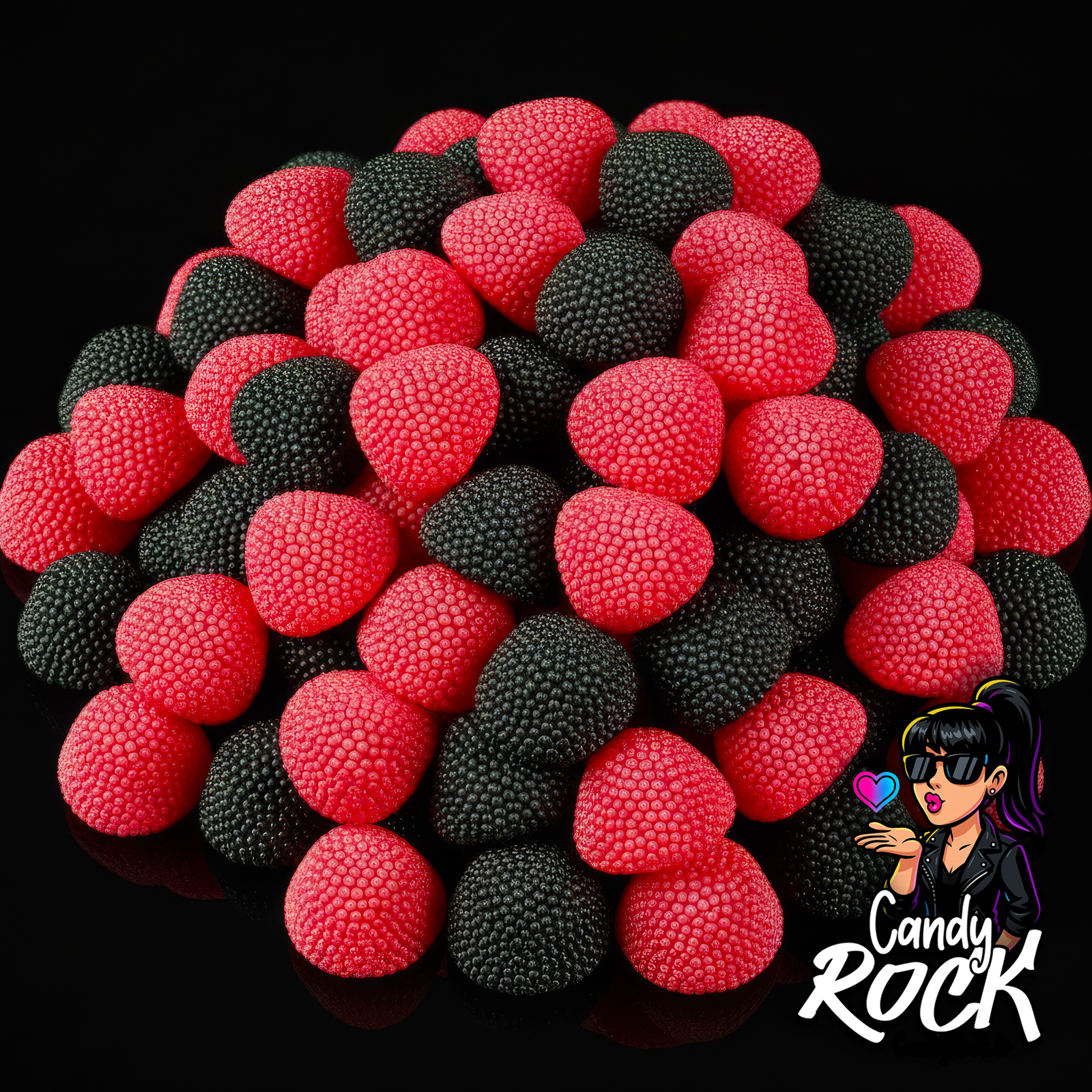 Mûres rouges et noires gélifiées recouvertes de petites perles croquantes, vue générale sur fond noir CandyRock.