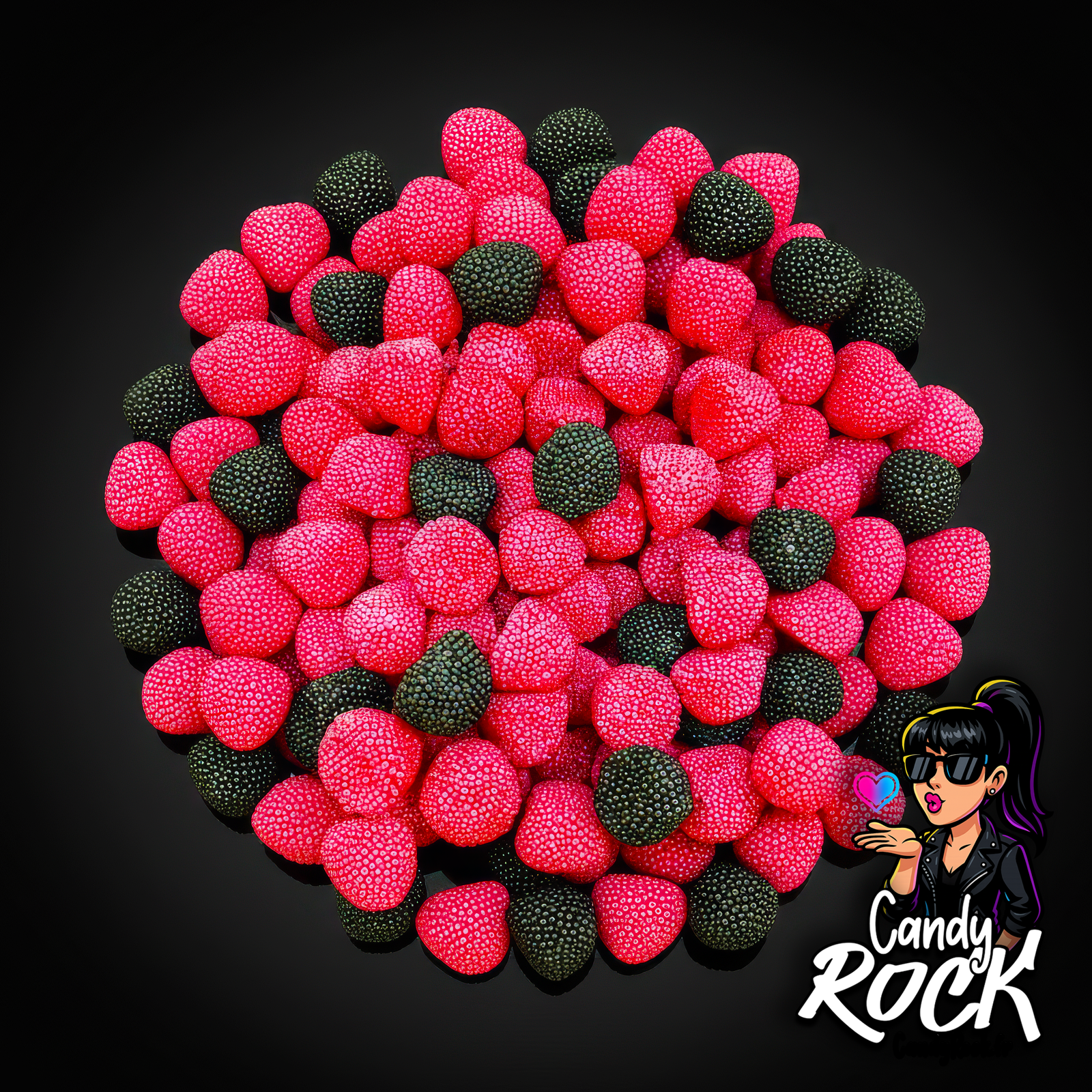 Mûres rouges et noires gélifiées recouvertes de petites perles croquantes, vue générale sur fond noir CandyRock.