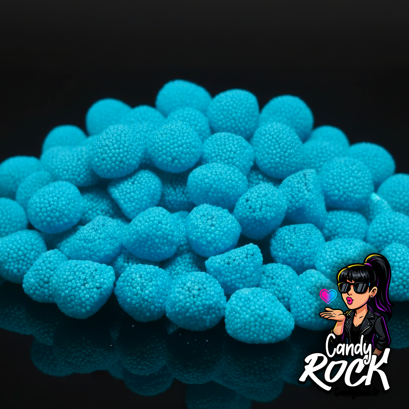 Gros plan sur myrtilles gélifiées bleu néon, détail de la texture tendre et des micro-perles CandyRock.