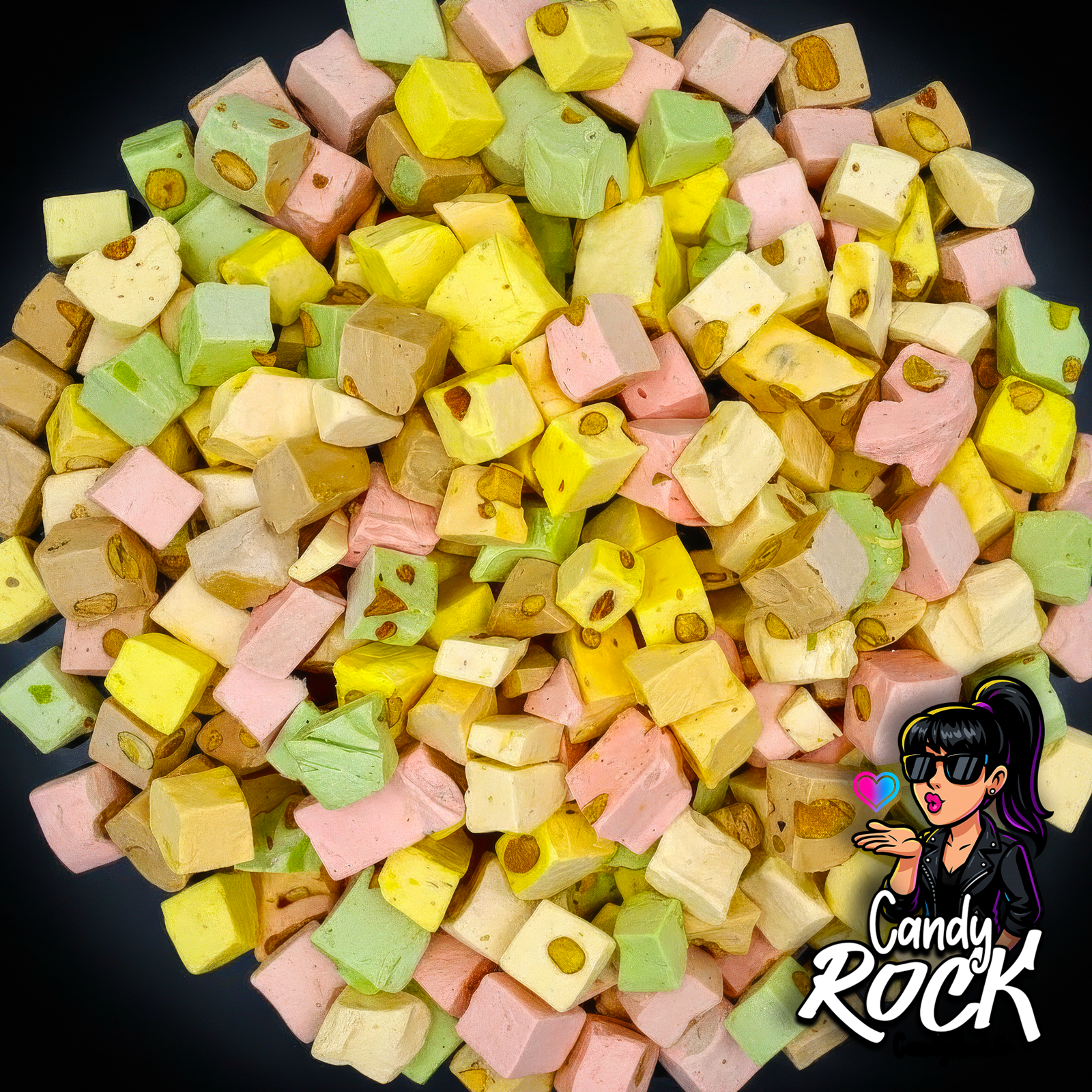Assortiment de petits cubes de nougat colorés et parfumés, emballés individuellement, avec amandes visibles, présentation CandyRock sur fond noir.