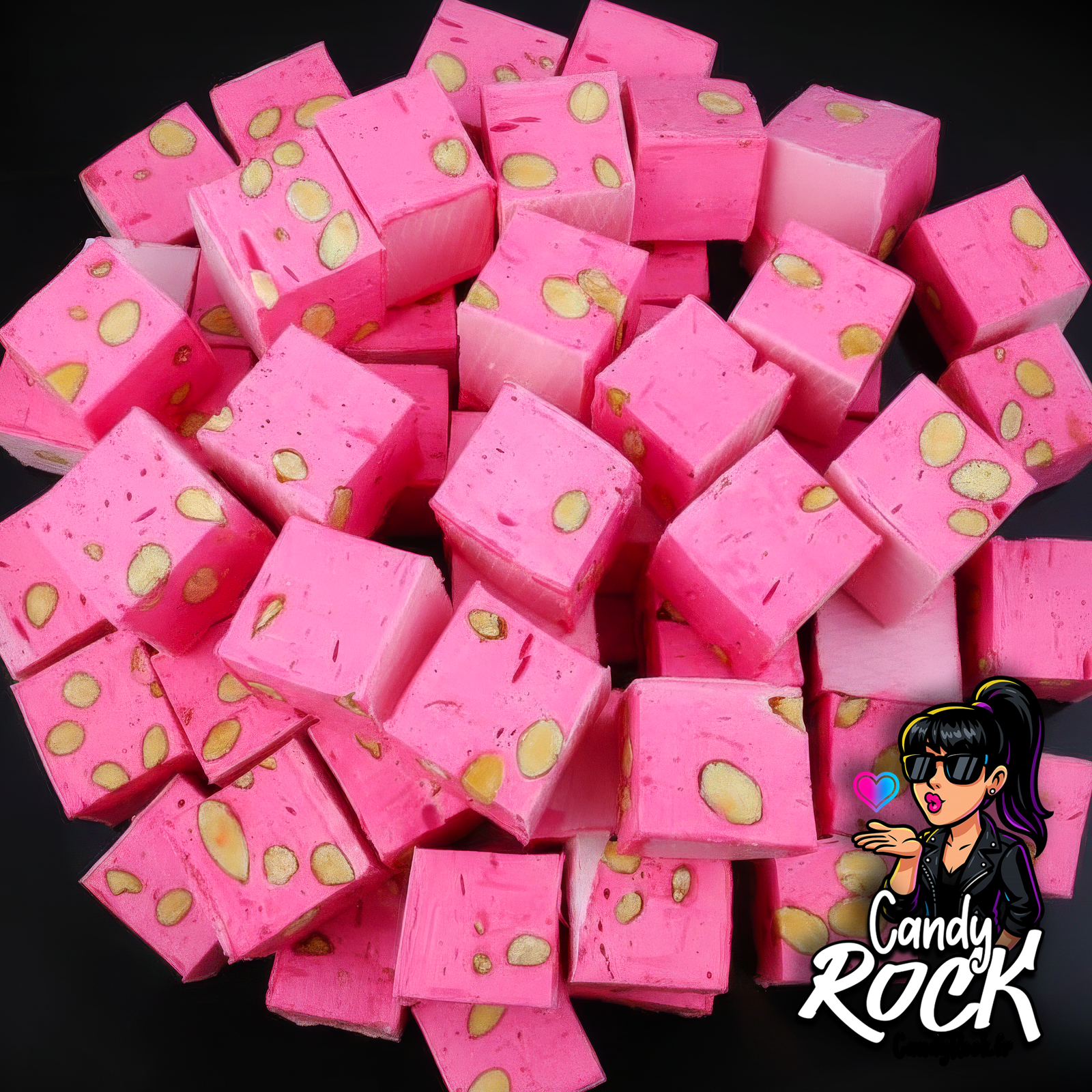 Cubes de nougat rose framboise emballés individuellement avec amandes, présentation sur fond noir, CandyRock.