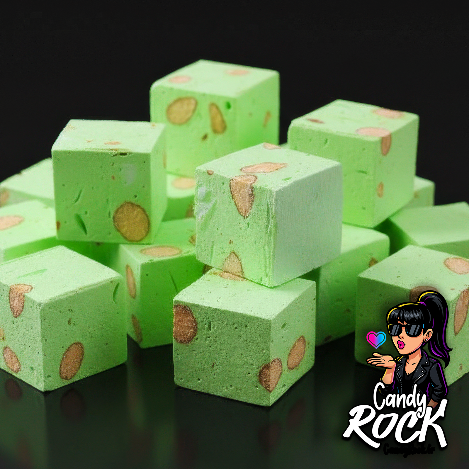 Vue rapprochée de nougats pistache verts de 3 cm avec amandes entières, texture tendre et emballage individuel, CandyRock.