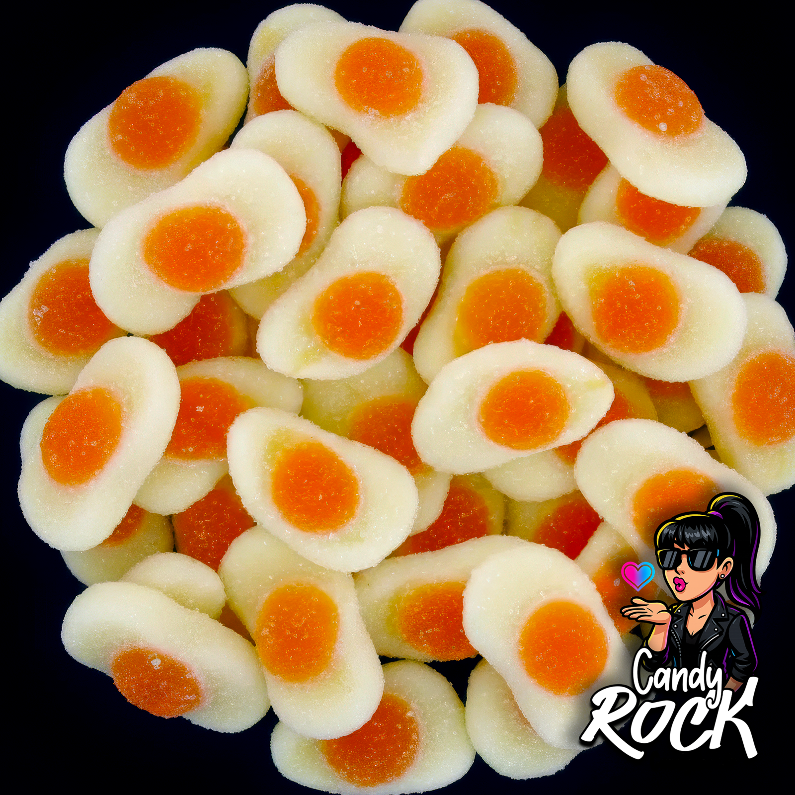 Œufs frits gélifiés blancs et orange, texture poudrée et moelleuse présentée en vrac sur fond noir, CandyRock.