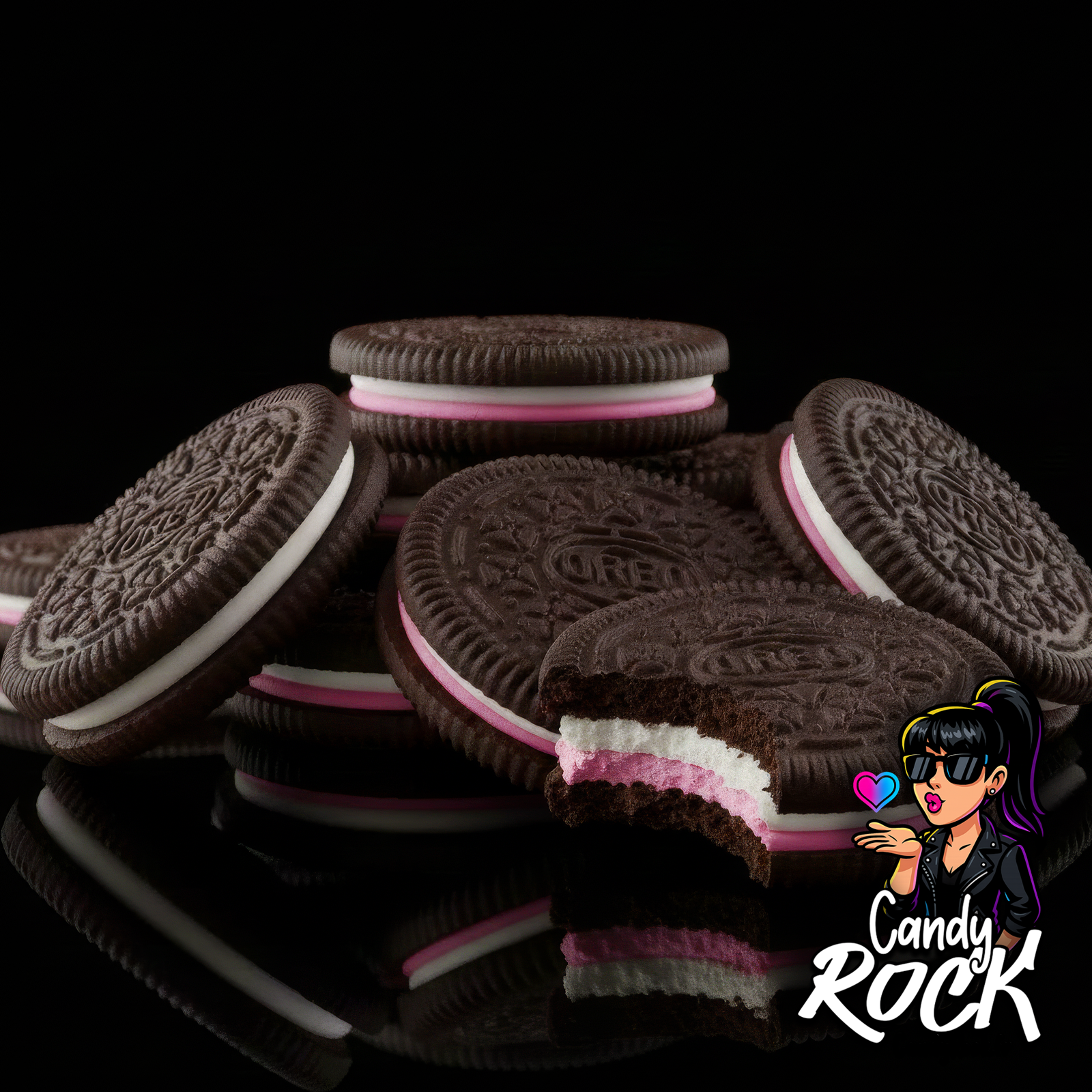 Gros plan sur des biscuits Oreo Remix avec double crème framboise et vanille contrastant avec le biscuit cacao, CandyRock.