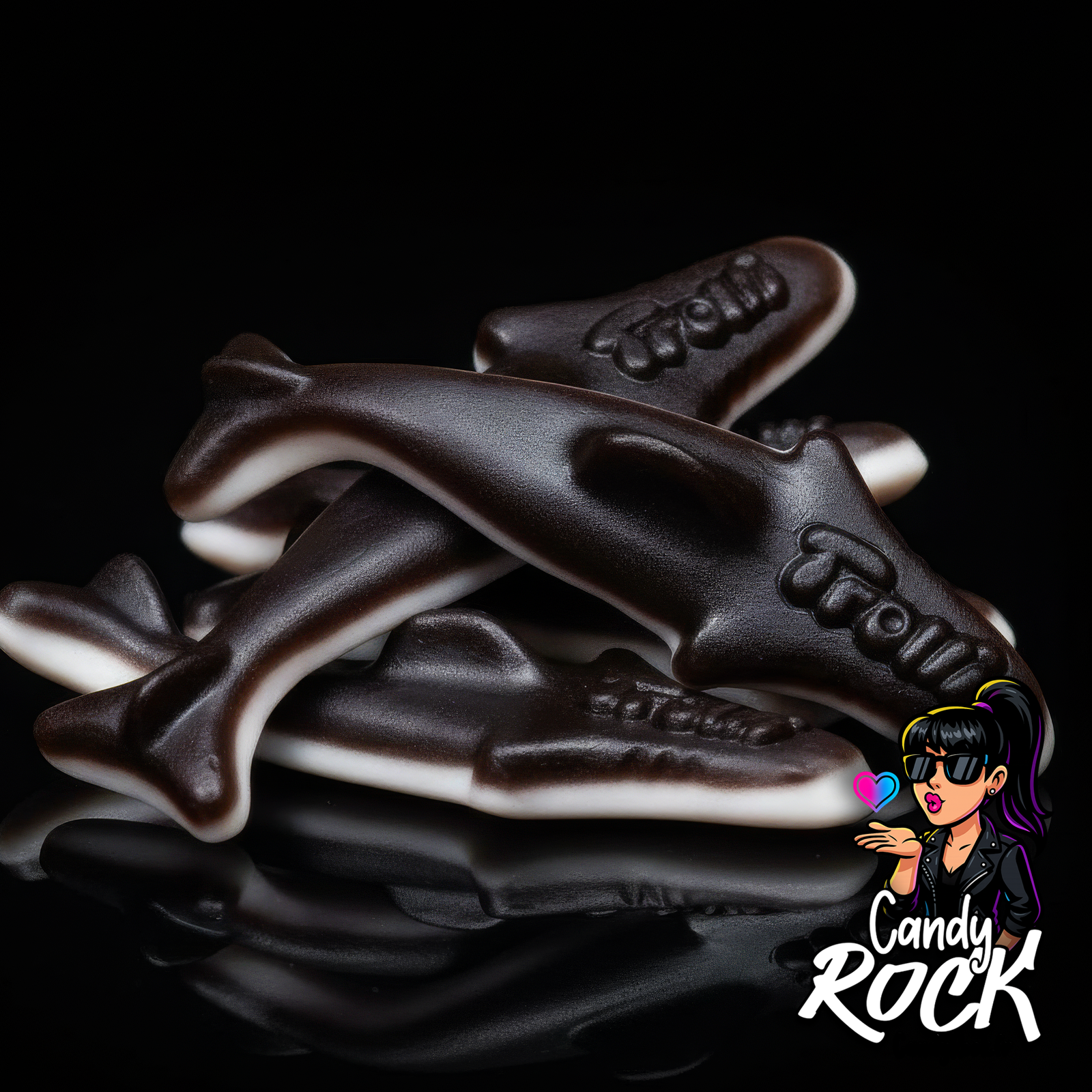 Zoom sur des orques gélifiées lissées Trolli noir et blanc, détails lisses et finition brillante, ambiance CandyRock.