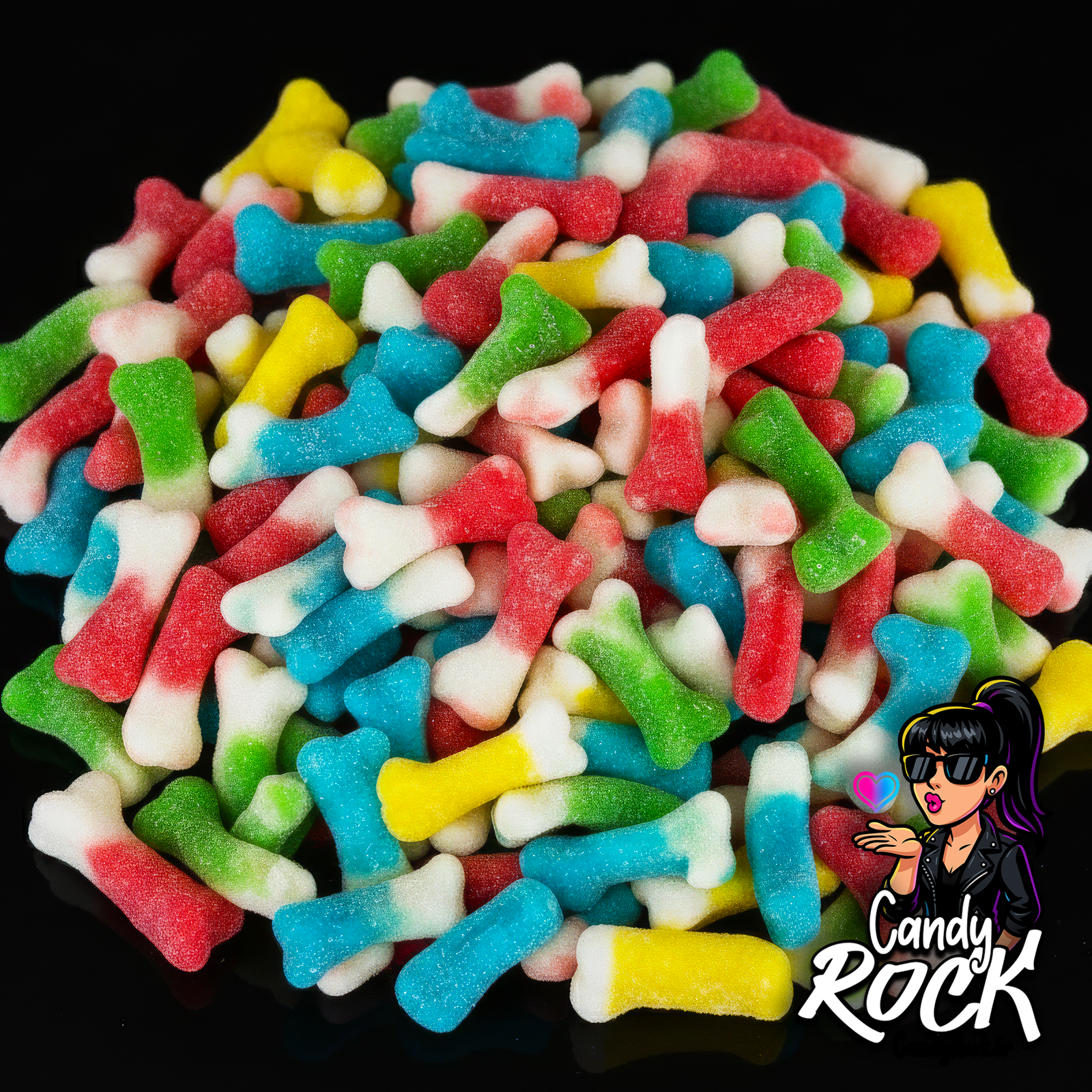 Os gélifiés multicolores acidulés présentés en vrac sur fond noir, couleurs vives et texture sucrée CandyRock.