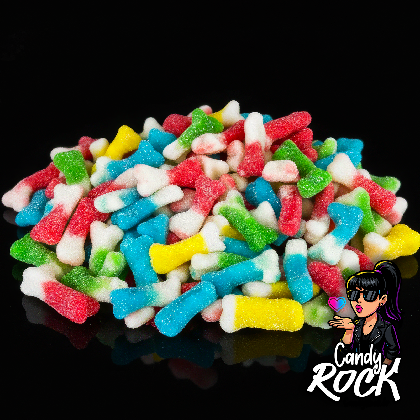 Zoom sur des bonbons en forme d’os gélifiés et acidulés, détails du sucre et des couleurs intenses CandyRock.