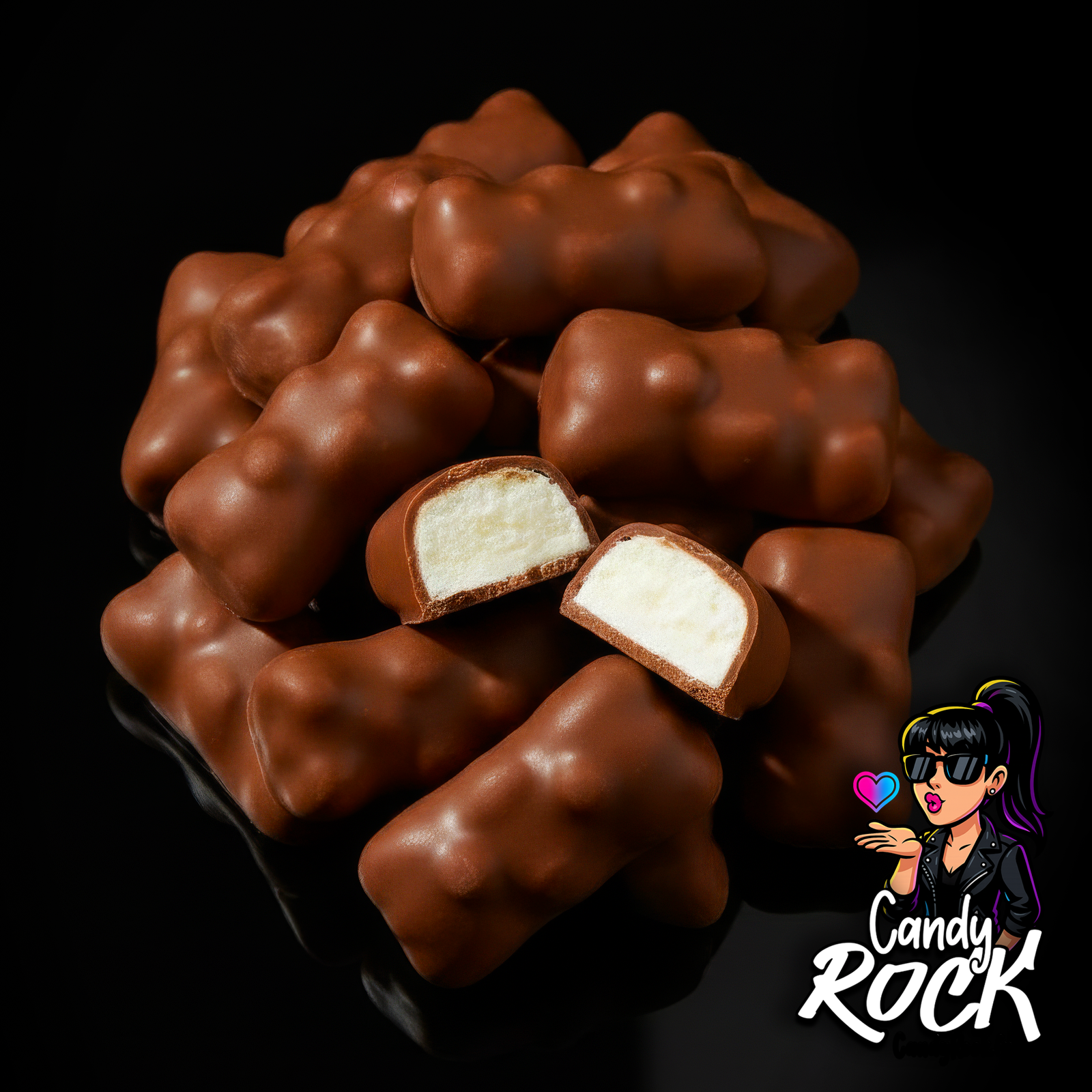 Oursons de guimauve enrobés de chocolat au lait empilés sur fond noir, avec un ourson coupé révélant un cœur moelleux, CandyRock.