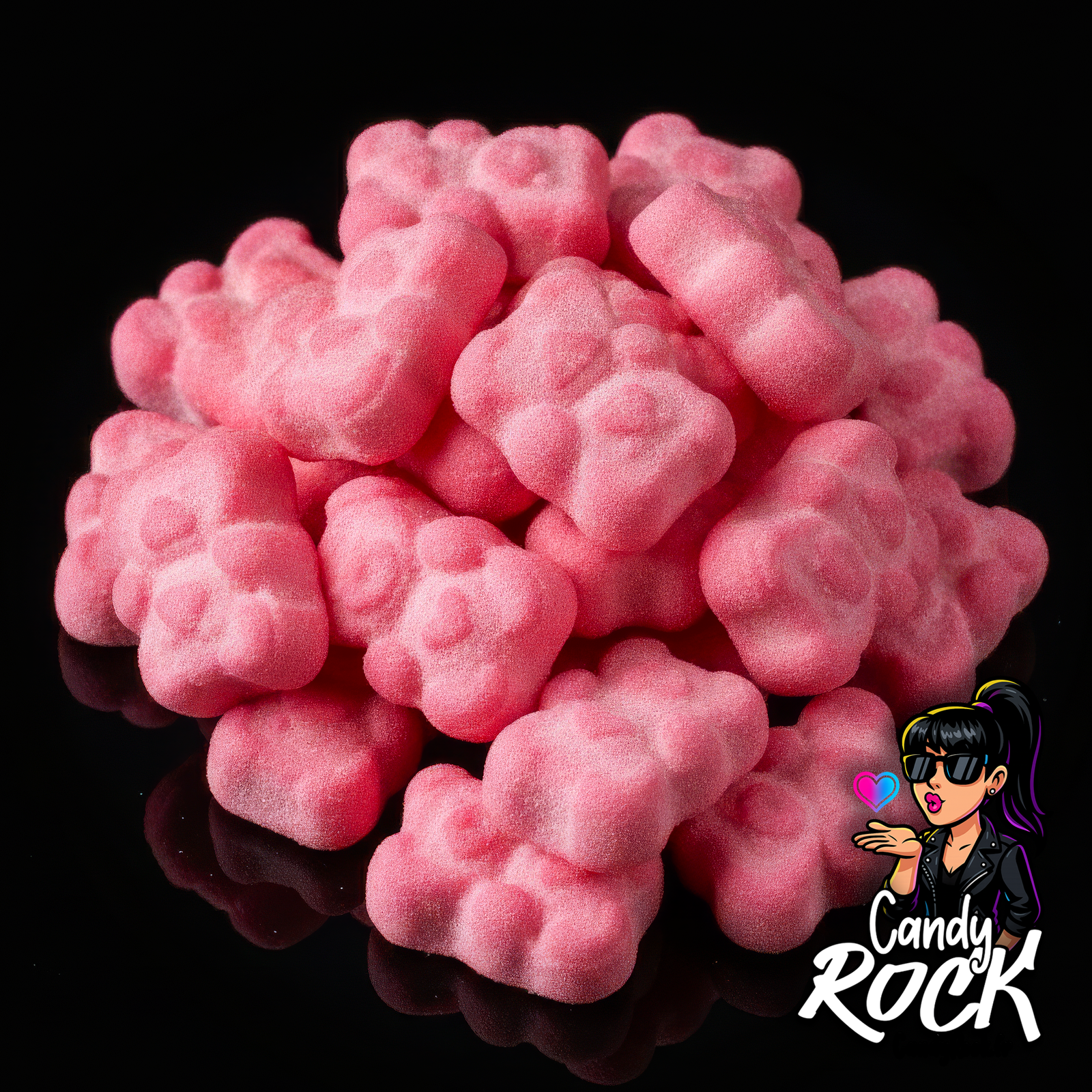 Oursons en guimauve rose empilés sur fond noir, texture moelleuse et fine poudre sucrée, CandyRock.