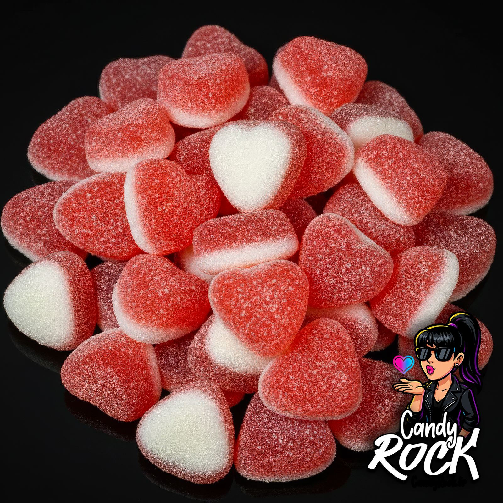 Petit vrac de cœurs fraise sucrés rouges et blancs sur fond noir, présentation générale CandyRock.