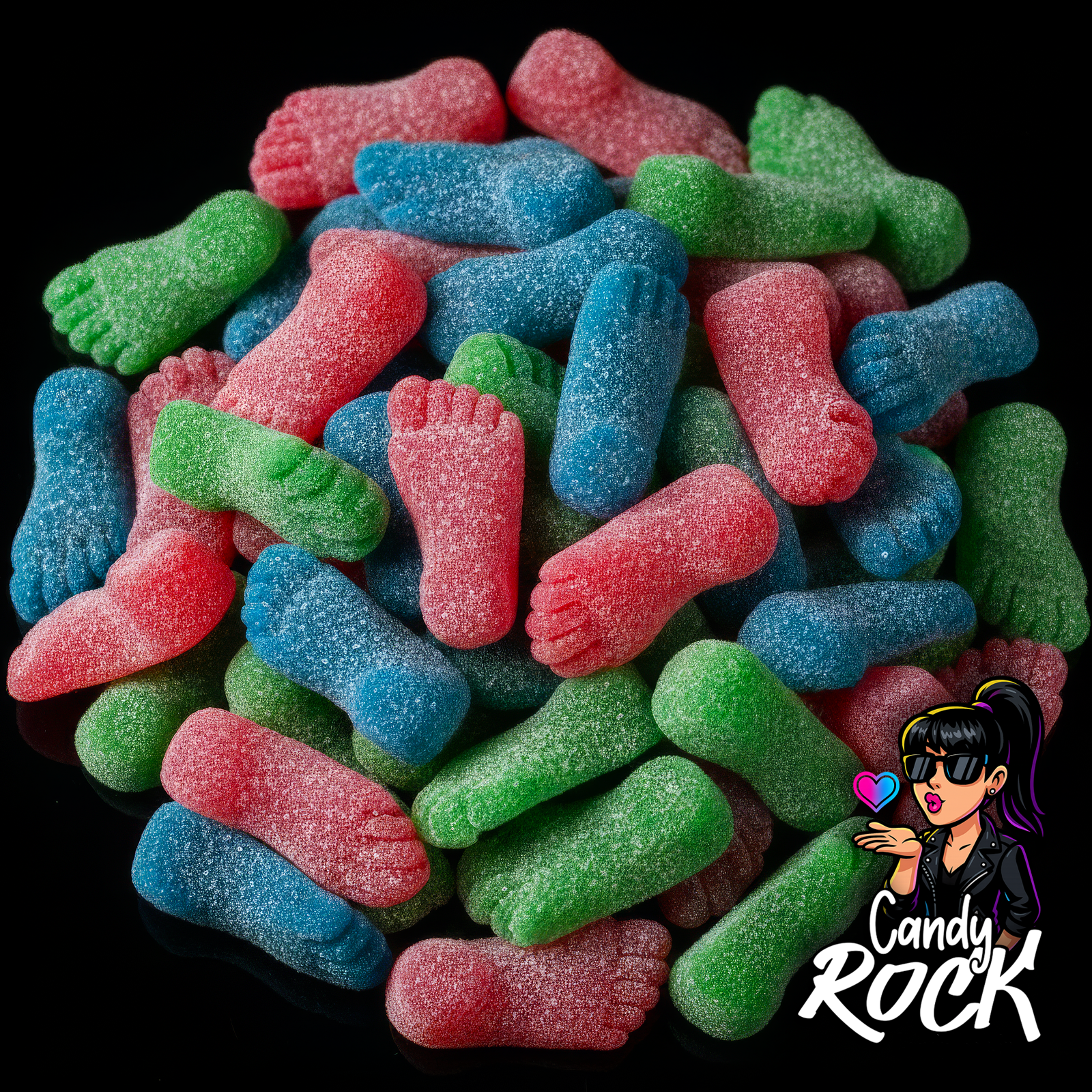 Petits bonbons en forme de pieds rouges verts et bleus, enrobés de sucre acidulé sur fond noir, présentation CandyRock.