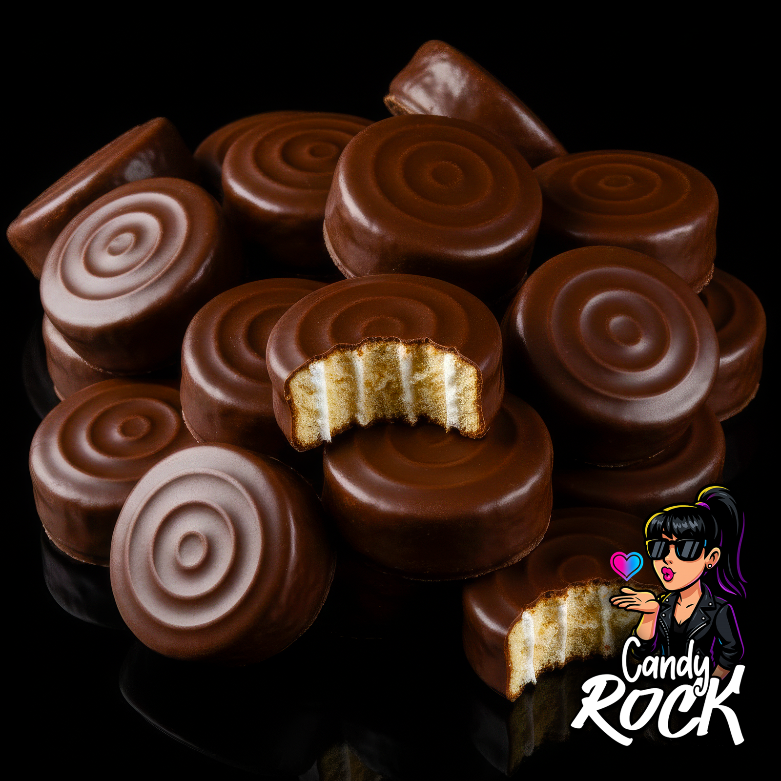 Pile de Phoskitos ronds au chocolat avec génoise intérieure apparente et surface spiralée, CandyRock.