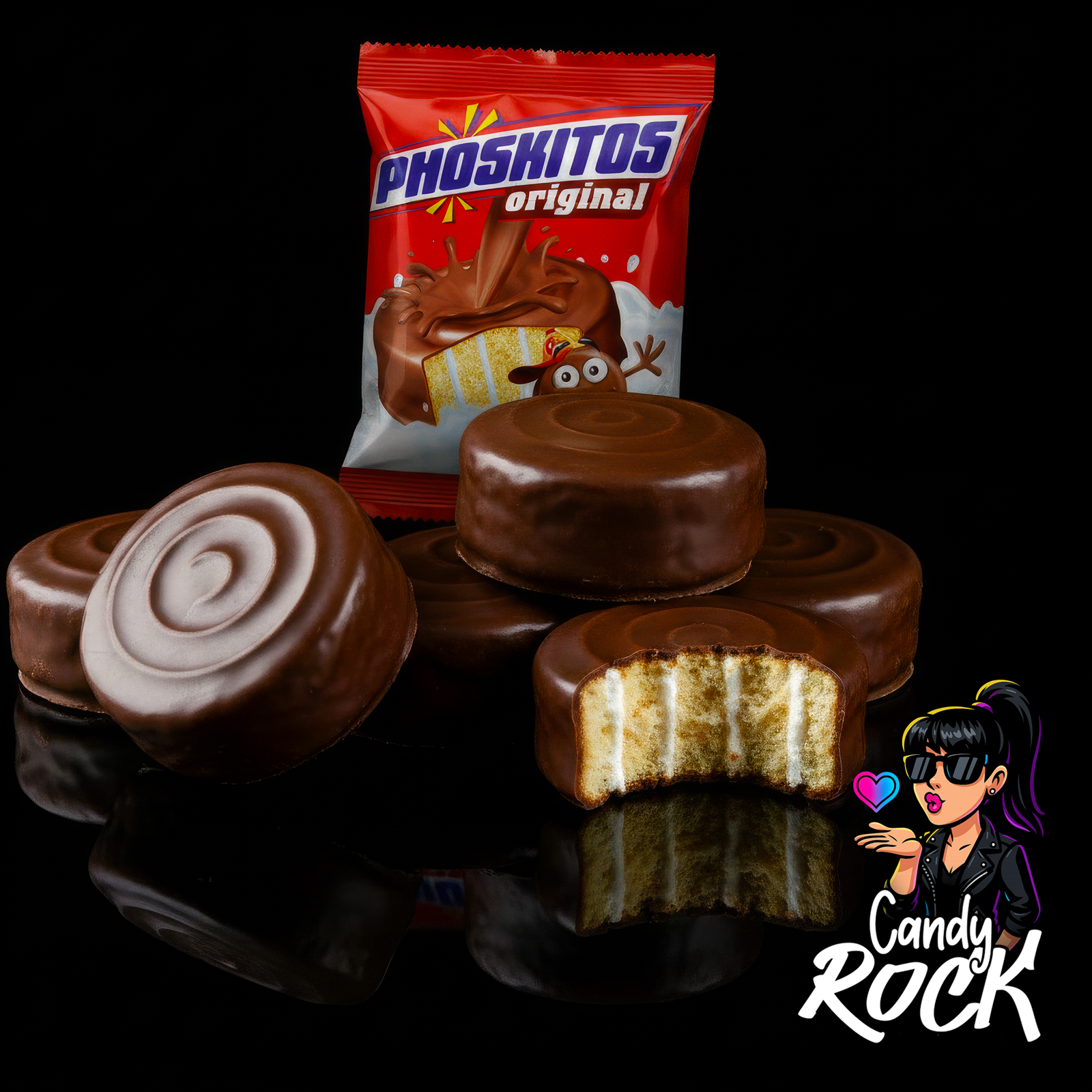 Gâteau Phoskitos enrobé de chocolat au lait avec sachet rouge et génoise crème visible, fond noir CandyRock.