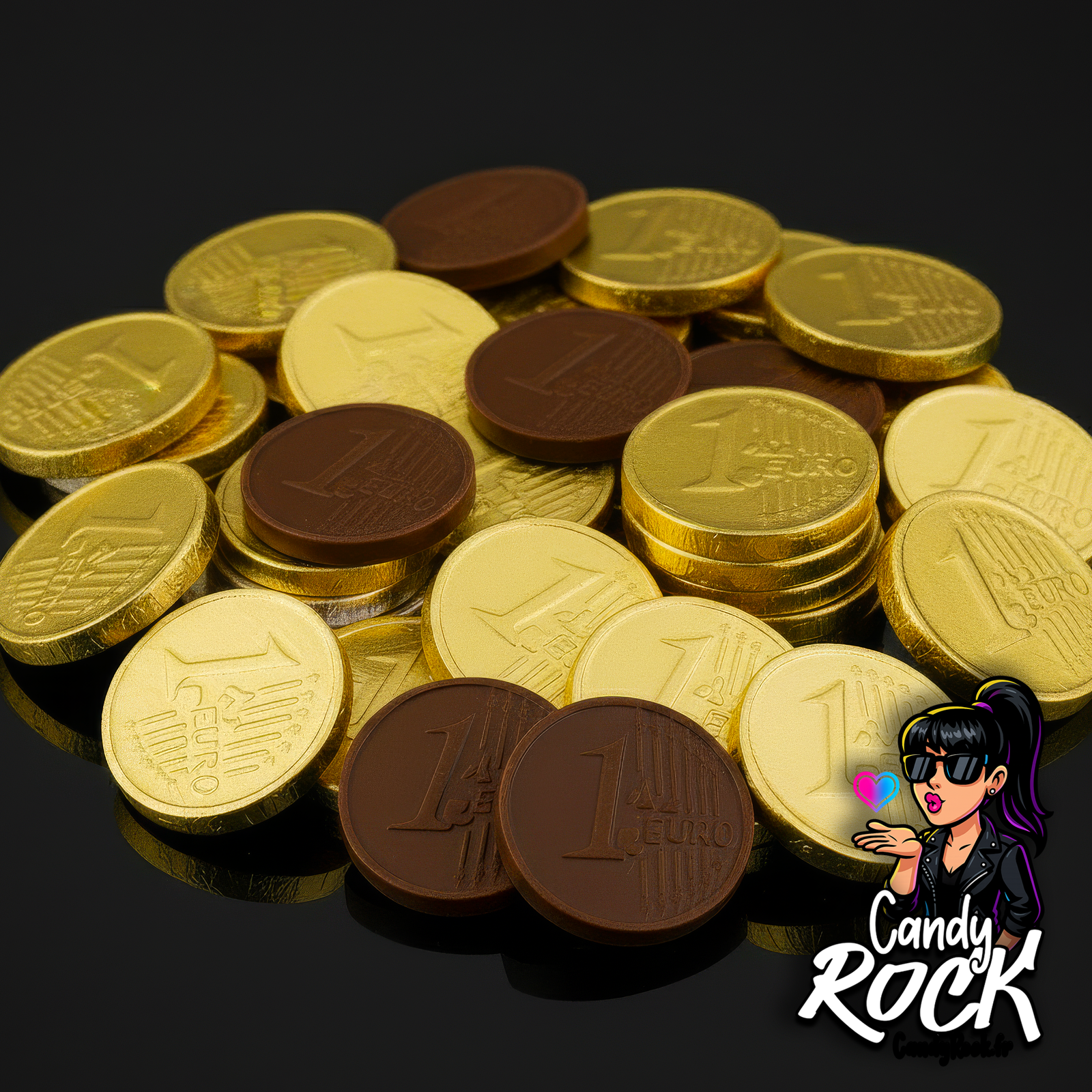 Pièces de monnaie en chocolat au lait Simón Coll posées sur fond noir, présentation générale en vrac CandyRock.