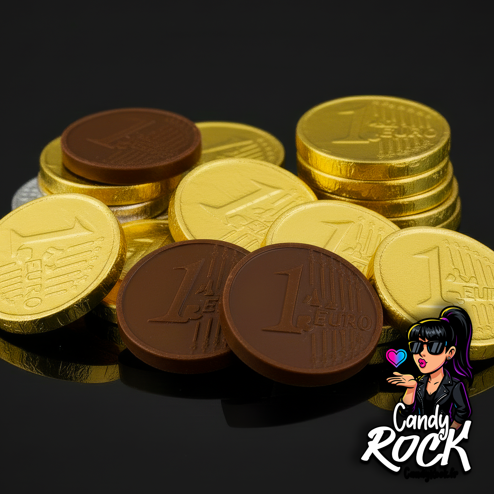 Gros plan de pièces de chocolat Simón Coll montrant leur format rond et l’emballage doré sur fond noir CandyRock.