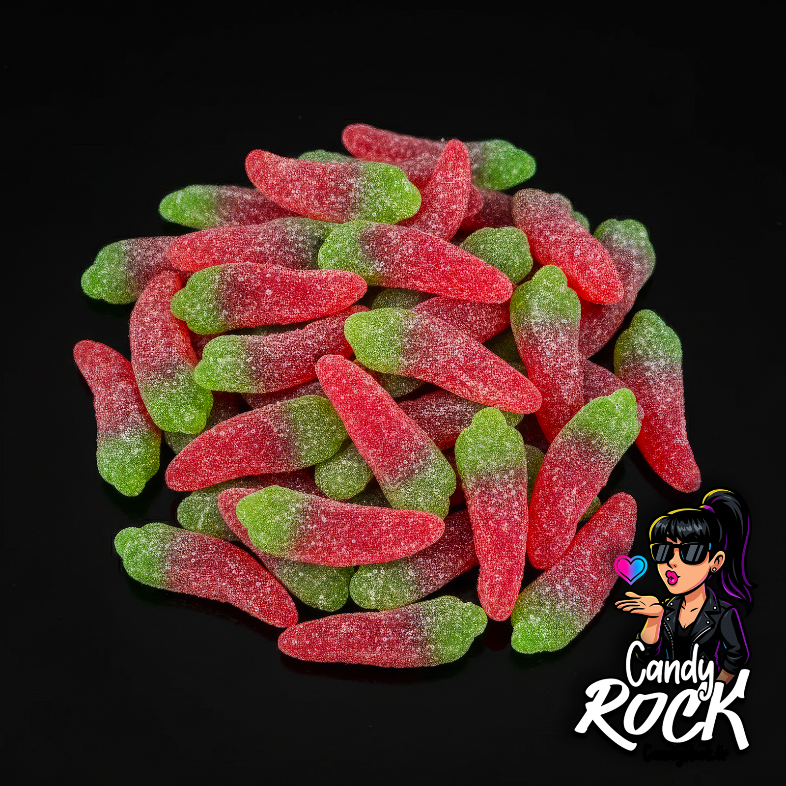 Bonbons piments rouge et vert enrobés de sucre, présentation générale du vrac acidulé CandyRock sur fond noir.
