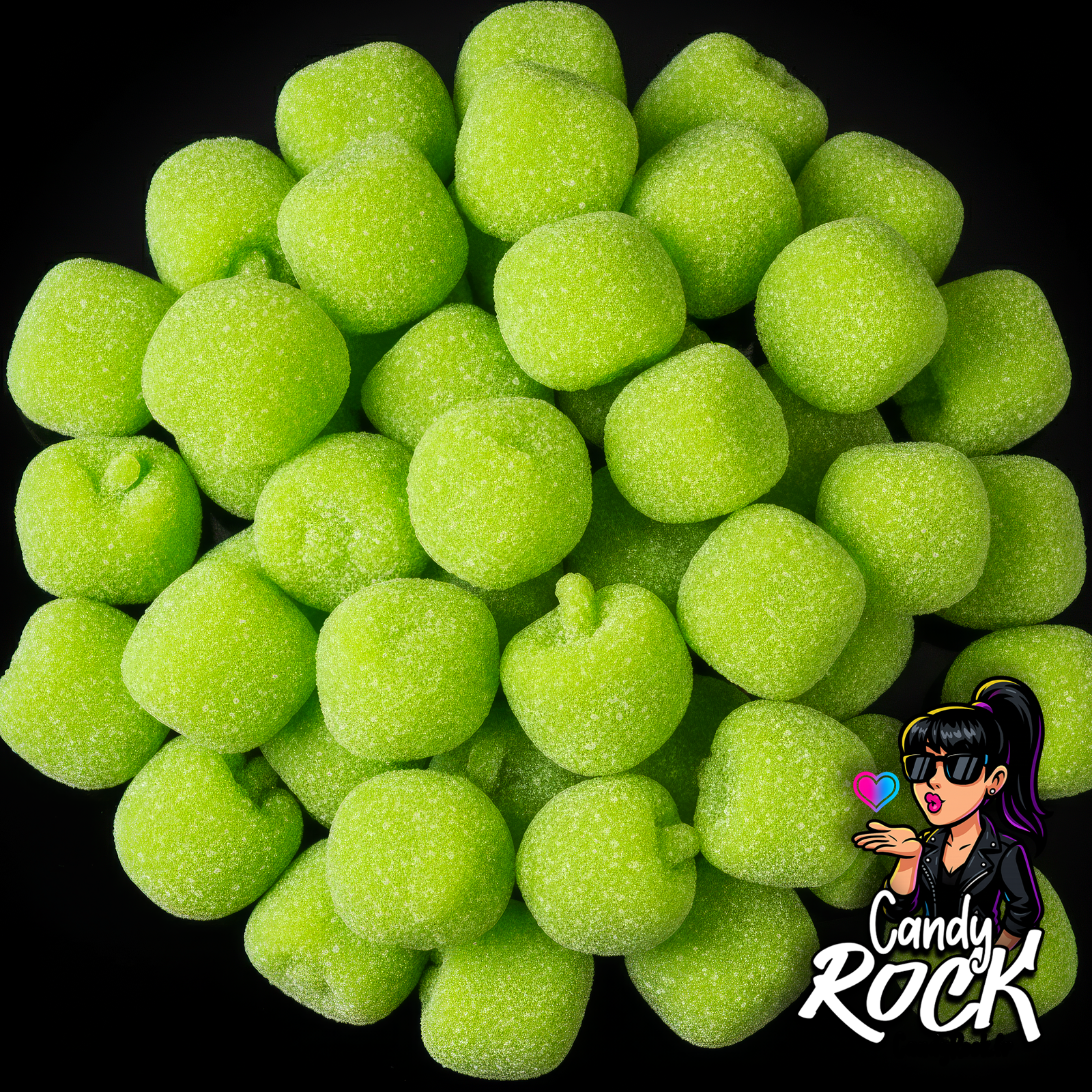 Bonbons Pommes Vertes Sucrées, gélifiés et moelleux, avec enrobage sucré scintillant, présentés en vrac sur fond noir, CandyRock.