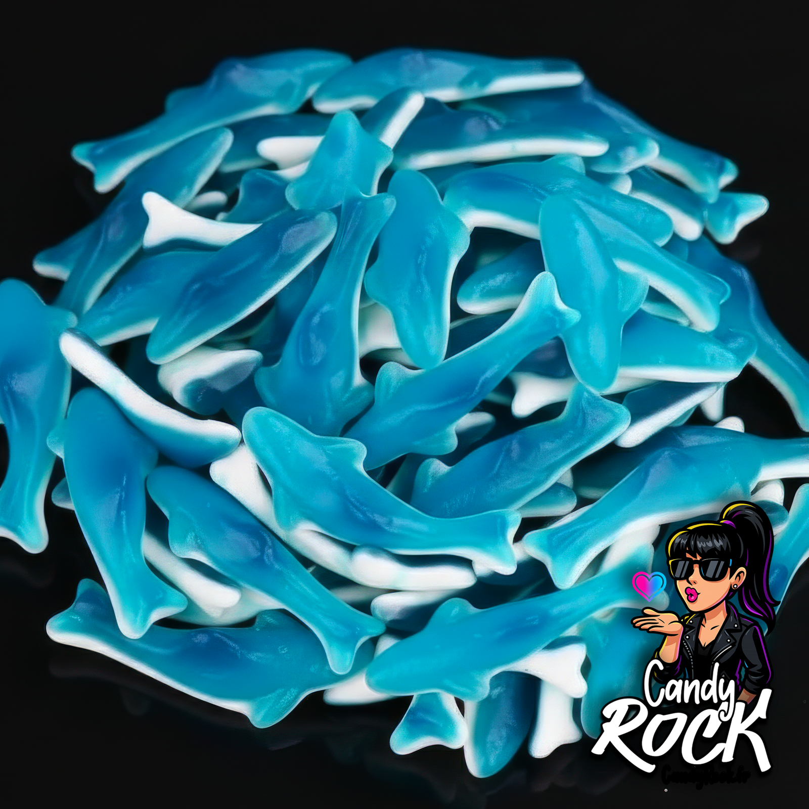 Bonbons requins gélifiés bleu et blanc, texture lisse brillante sur fond noir dans l’univers CandyRock.