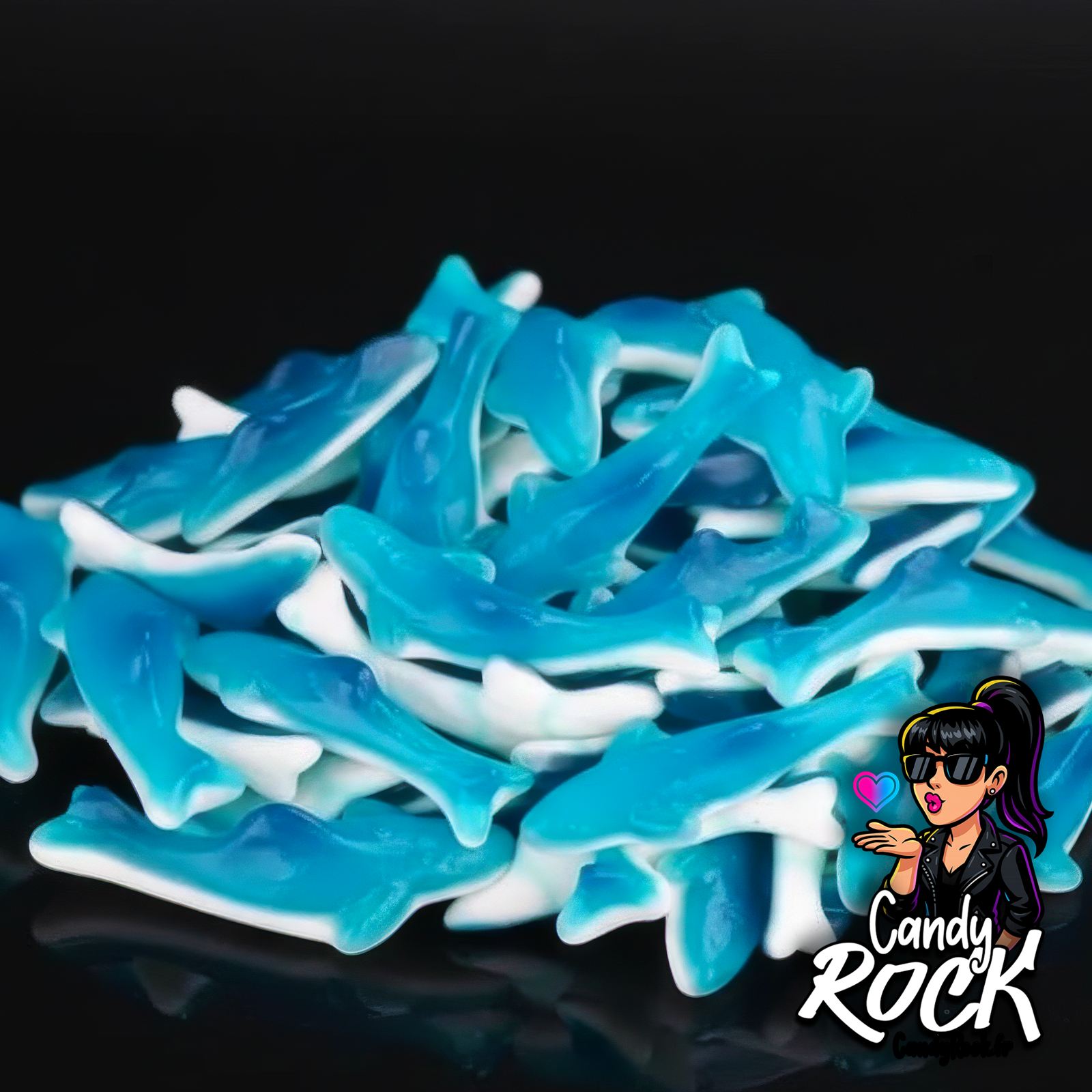 Gros plan sur des requins gélifiés lisses bleu et blanc, détail de la texture brillante, CandyRock.