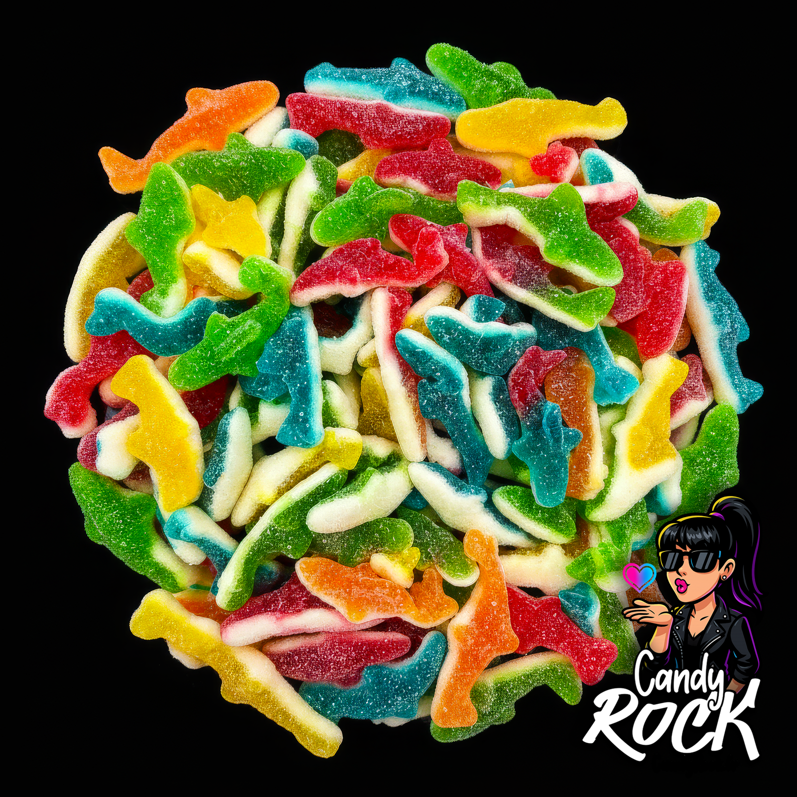 Mélange de requins gélifiés multicolores acidulés sur fond noir, présentation CandyRock pleine de couleurs et de texture.