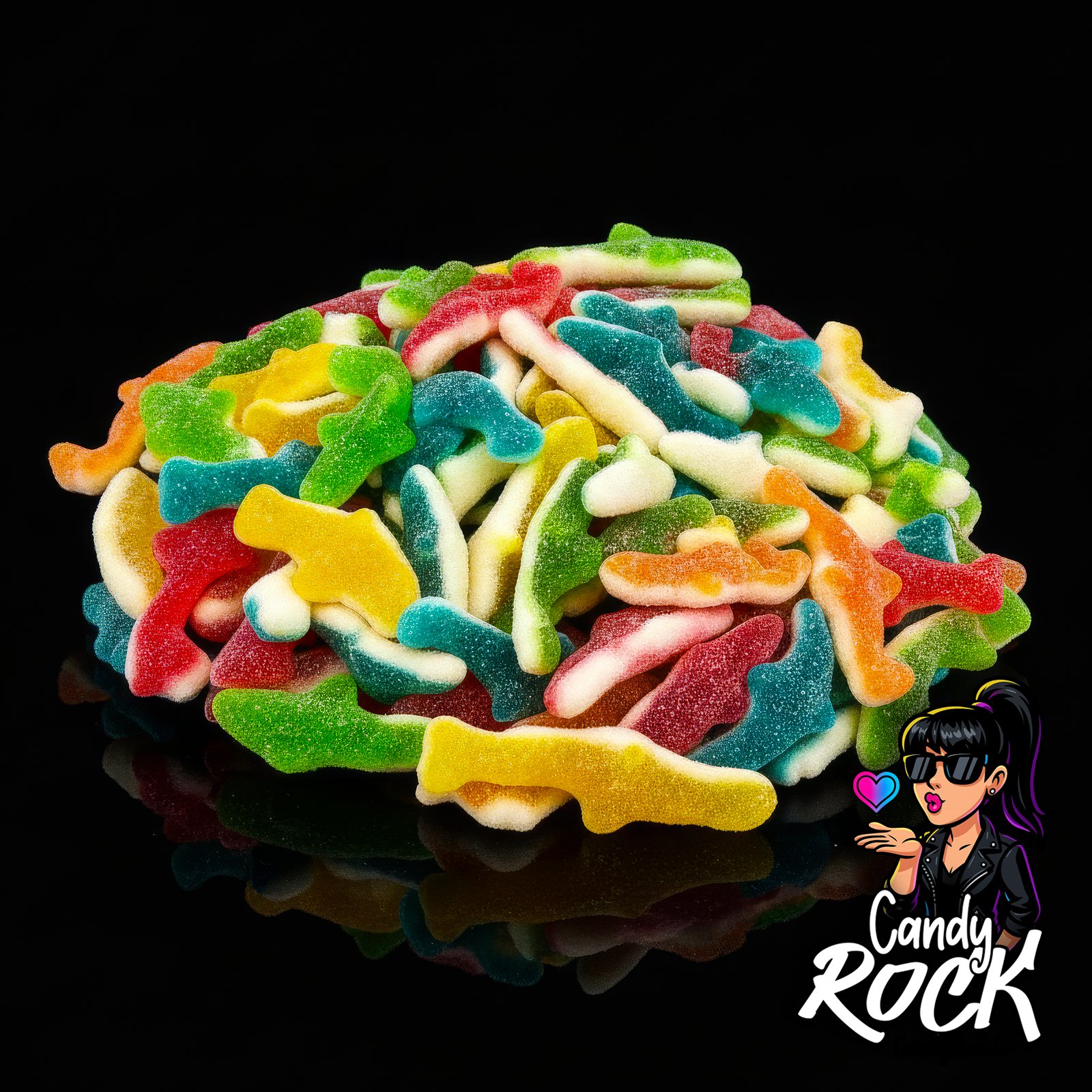 Gros plan sur des bonbons requins gélifiés bicolores recouverts de sucre acidulé, détails nets et ambiance CandyRock.