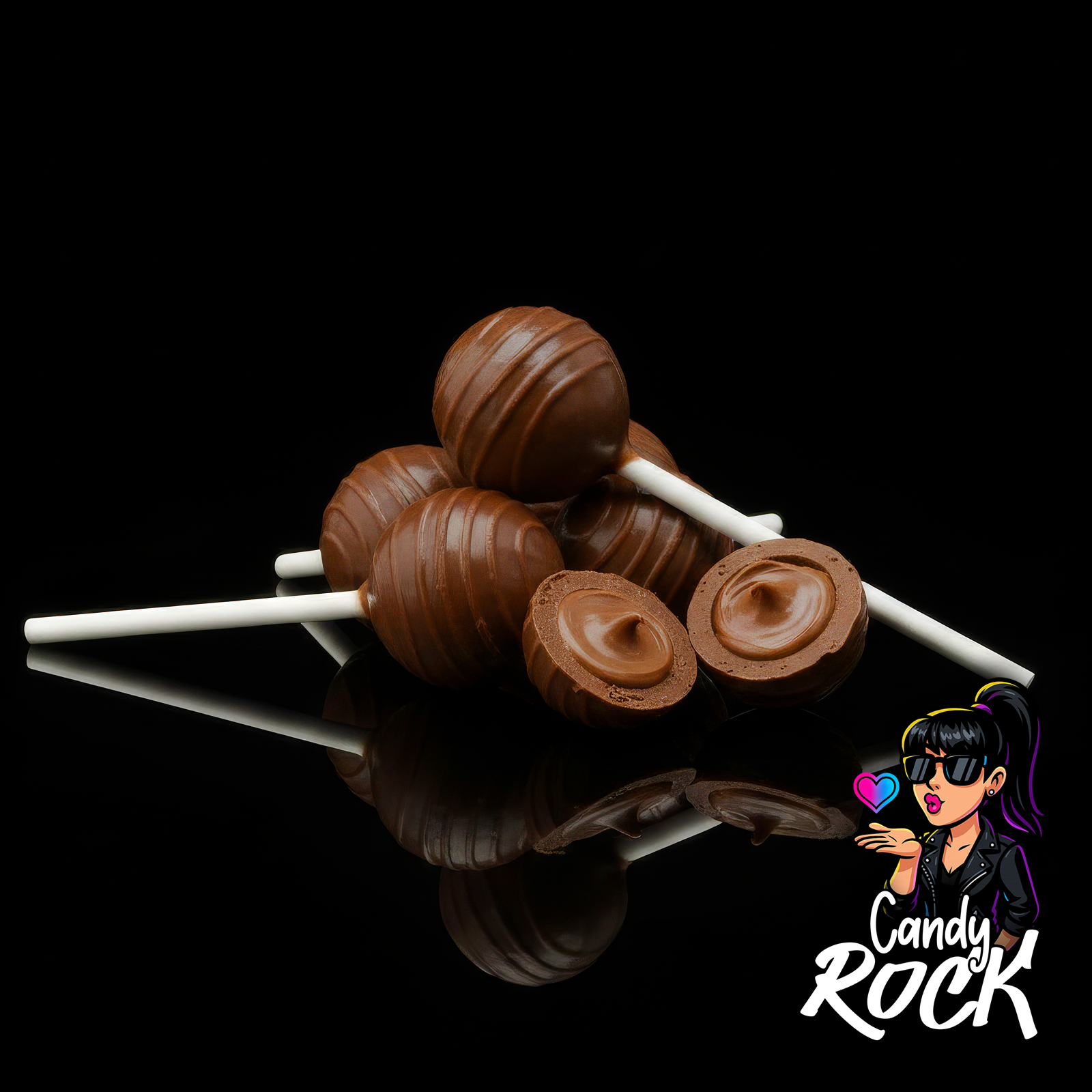 Assortiment de sucettes rondes en chocolat au lait, mise en scène brillante sur fond noir CandyRock.