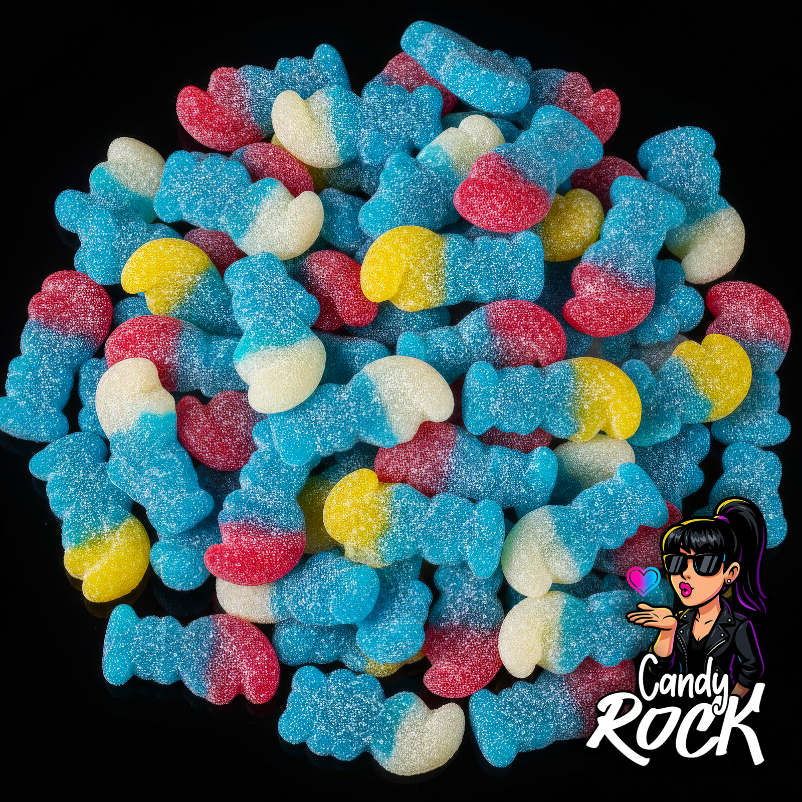 Schtroumpfs gélifiés bleus et bicolores recouverts de sucre acidulé, présentés en vrac sur fond noir, CandyRock.