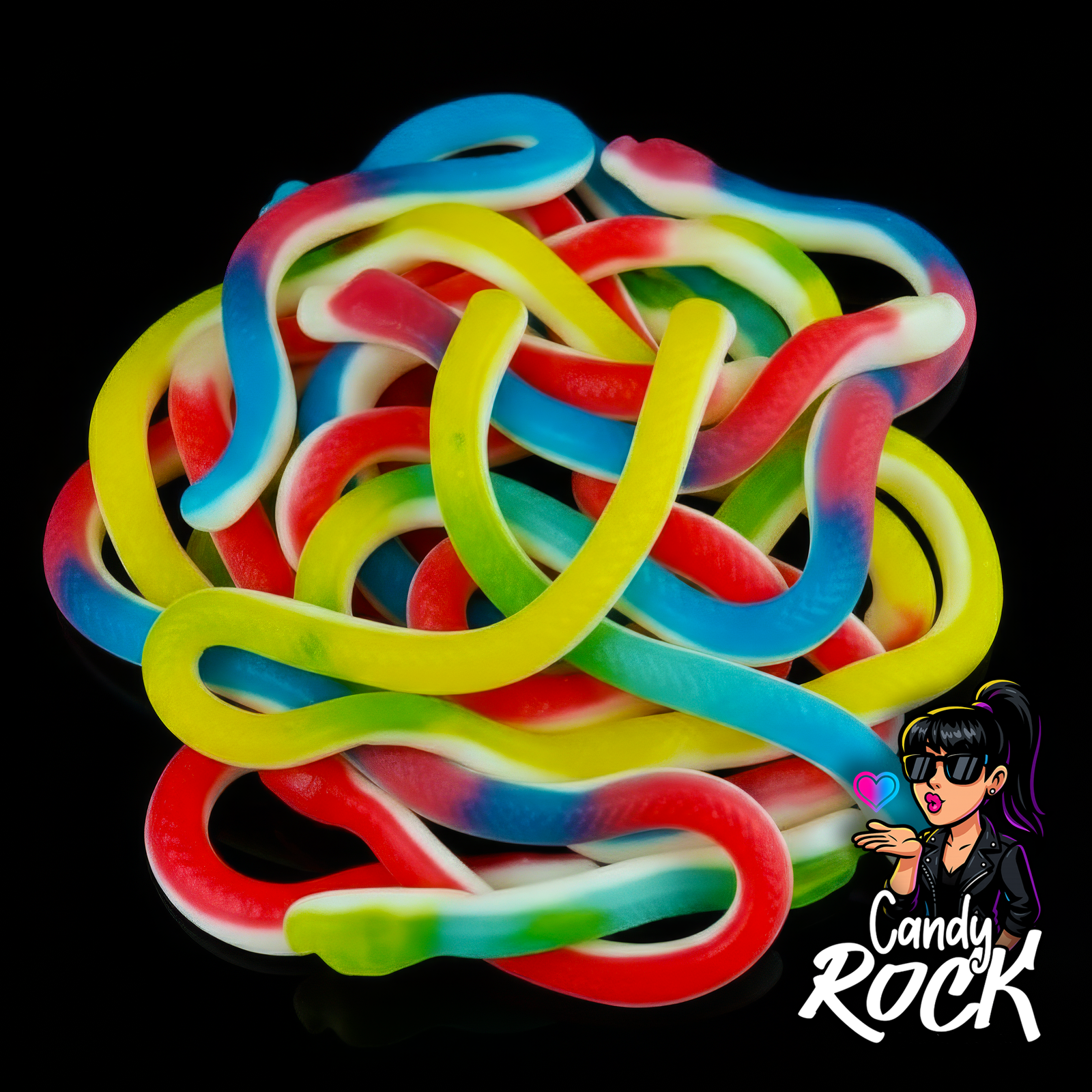 Serpents gélifiés multicolores lisses Trolli étalés sur fond noir, forme longue et brillante, CandyRock.