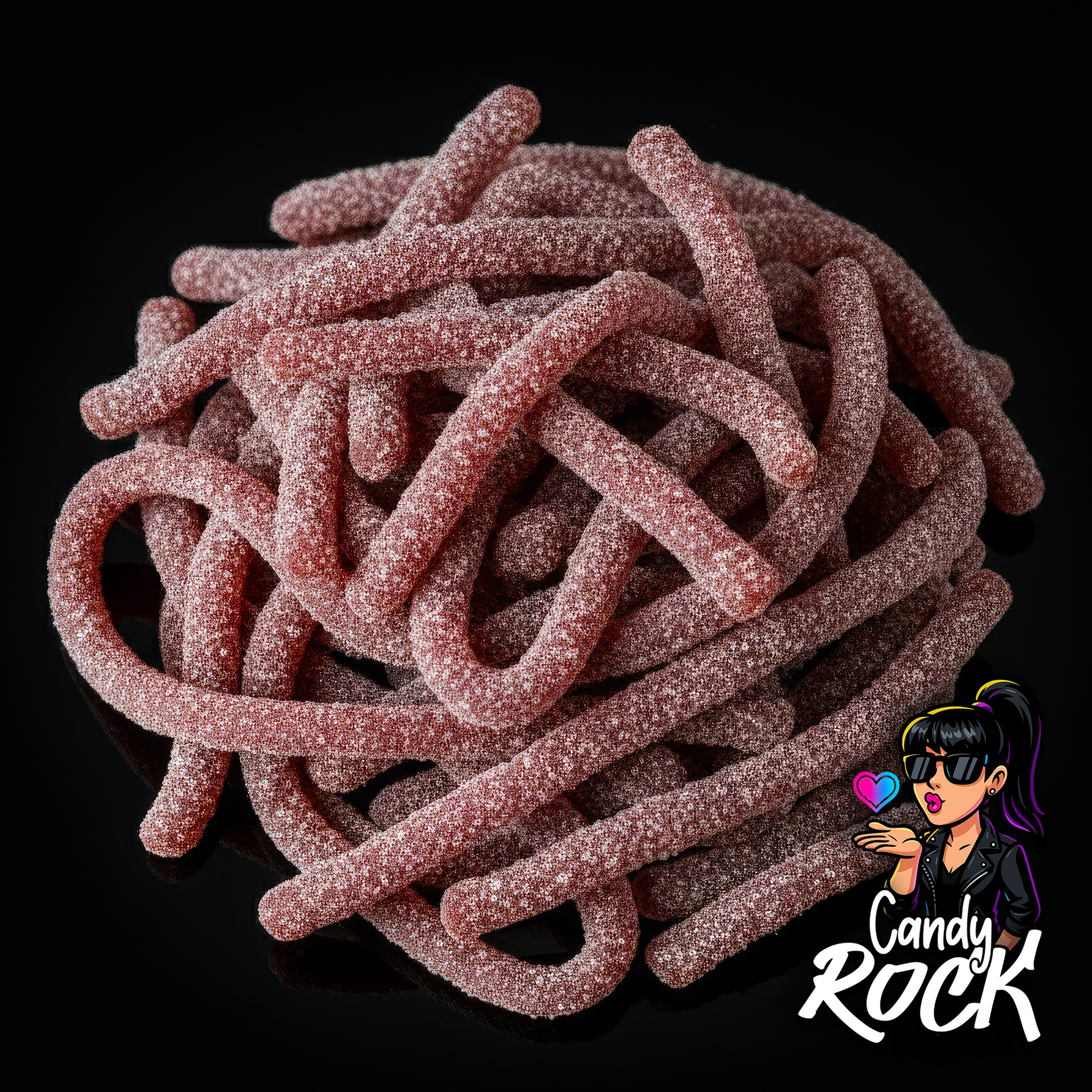 Spaghetti gélifiés bruns saveur cola avec enrobage acidulé, présentés en vrac sur fond noir, ambiance CandyRock.