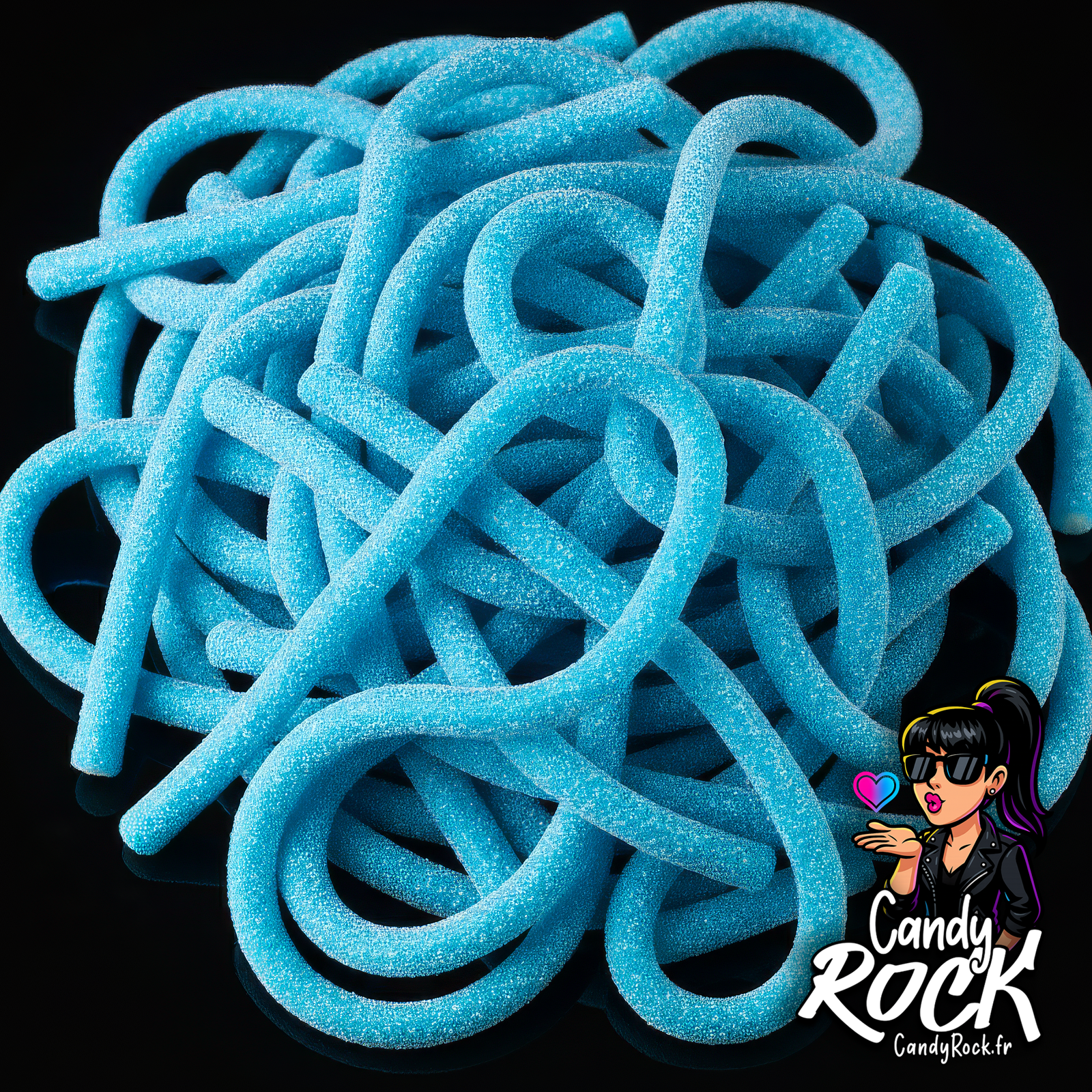 Spaghetti Framboise Citriques, souples et acidulés, avec enrobage scintillant, présentés en vrac sur fond noir, CandyRock.