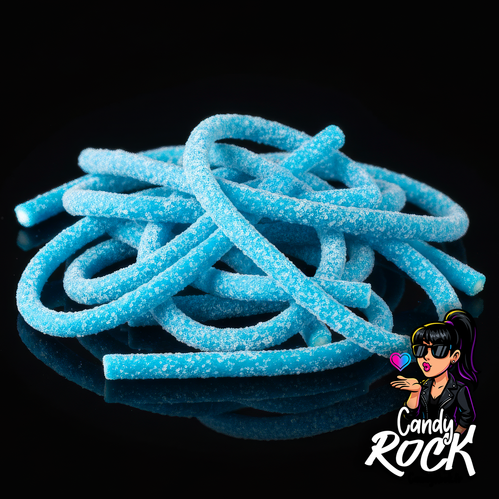 Vue rapprochée de spaghetti gélifiés bleus acidulés, détails du sucre et de la texture souple, CandyRock.
