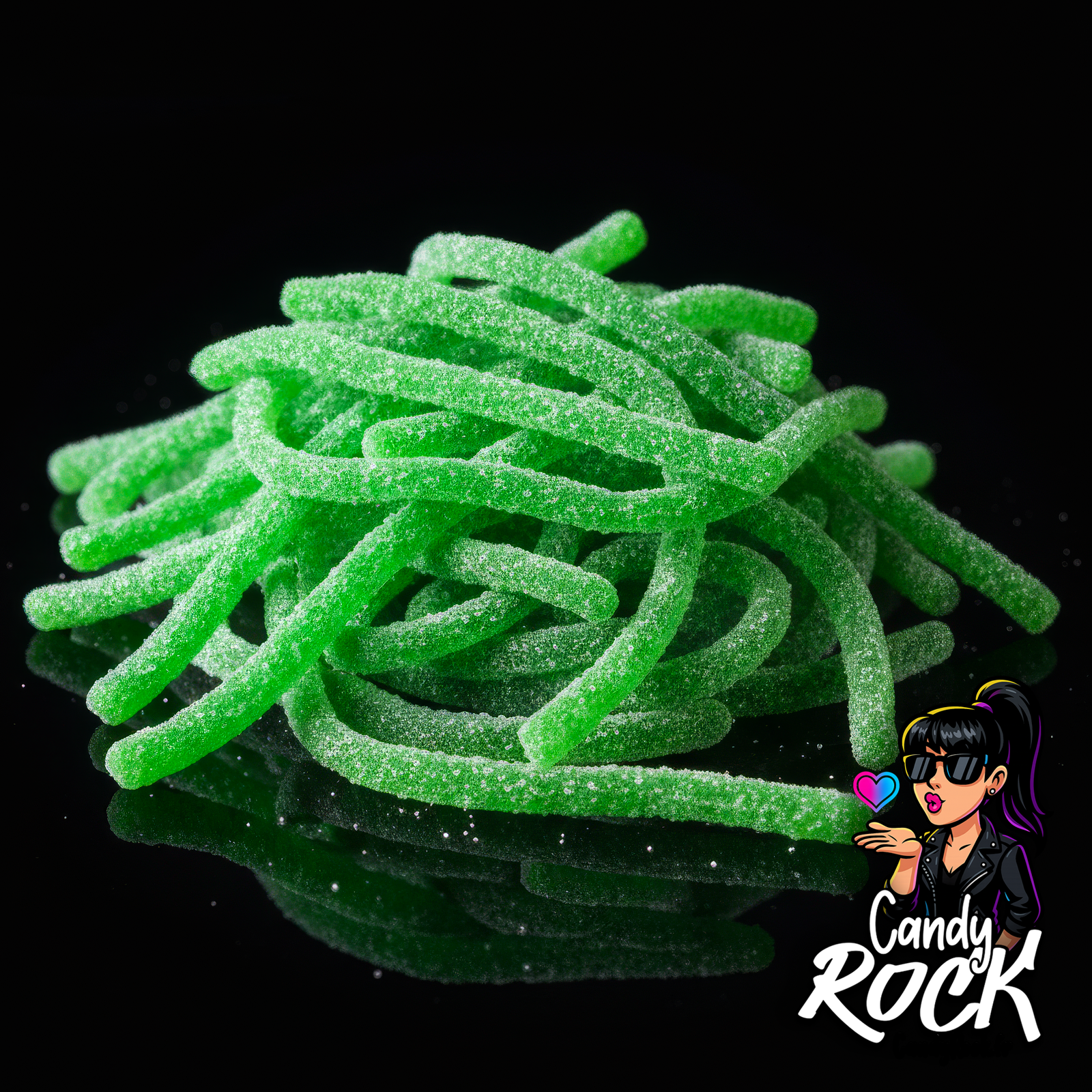 Gros plan sur des spaghetti verts acidulés, texture souple et sucre visible sur fond noir, CandyRock.