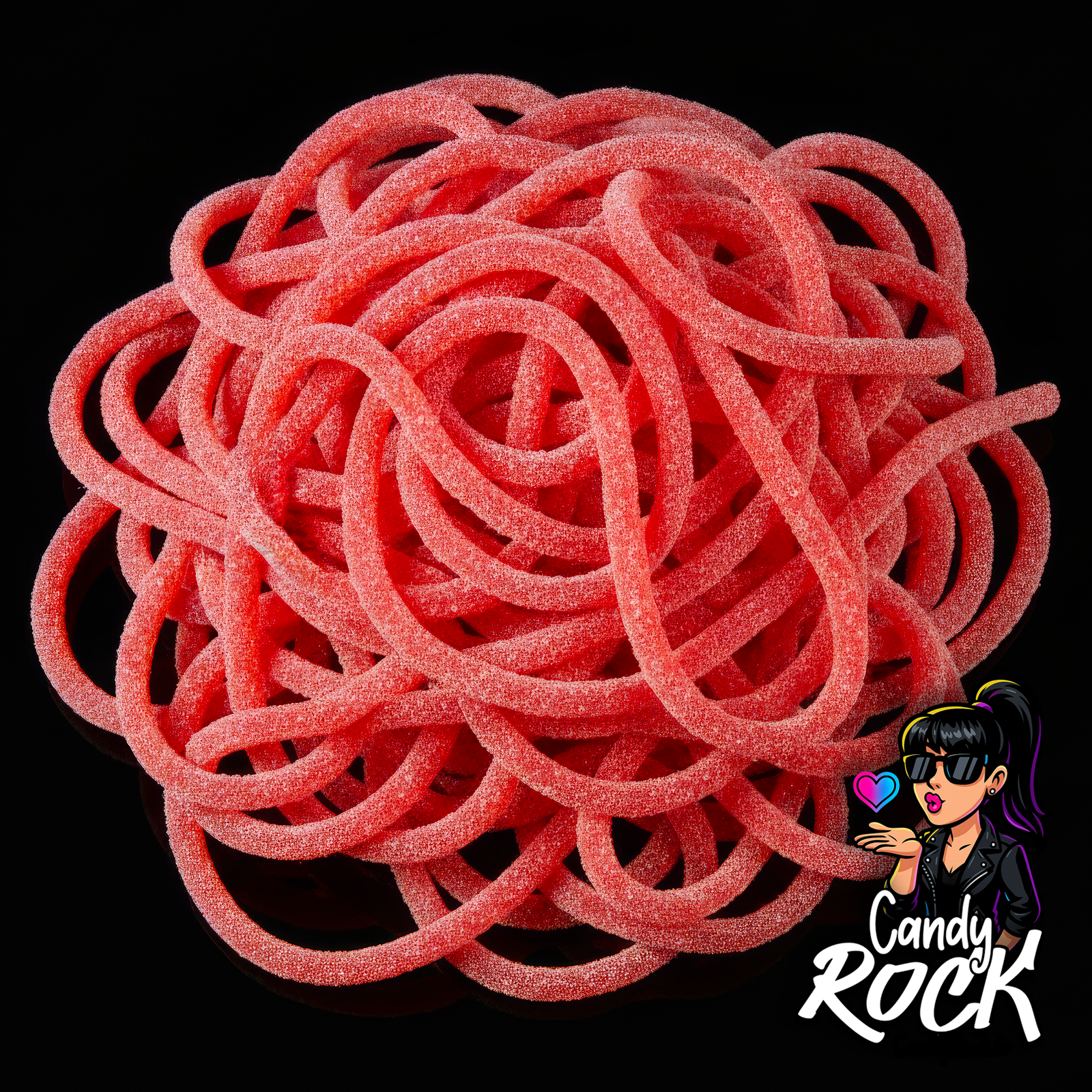 Longs spaghettis gélifiés roses à la fraise, en tas dense et acidulé sur fond noir CandyRock.