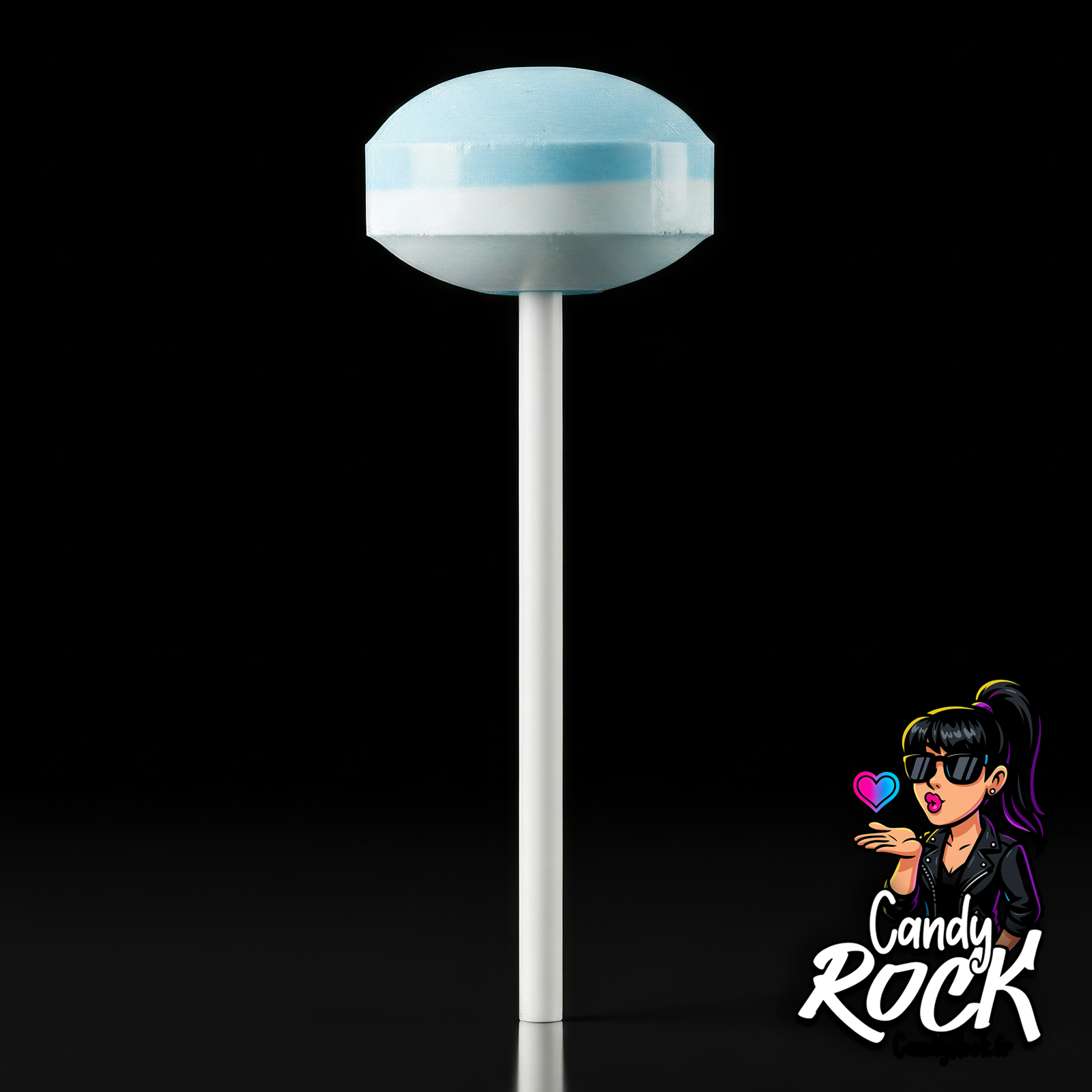 Vue rapprochée d’une sucette Bipop pastel en couches de dextrose bleu et blanc sur fond noir CandyRock.