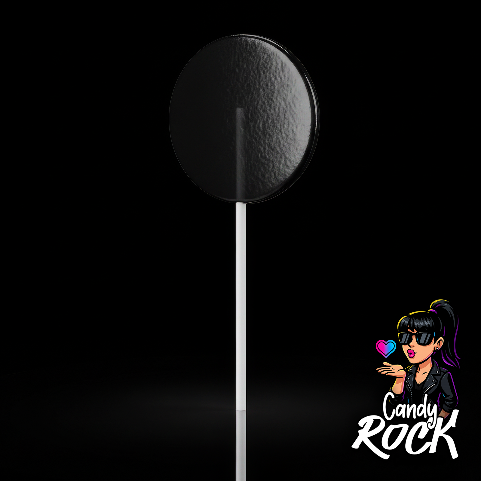 Gros plan sur une sucette noire Cerdán à la réglisse, surface lisse et brillante, fond noir CandyRock.