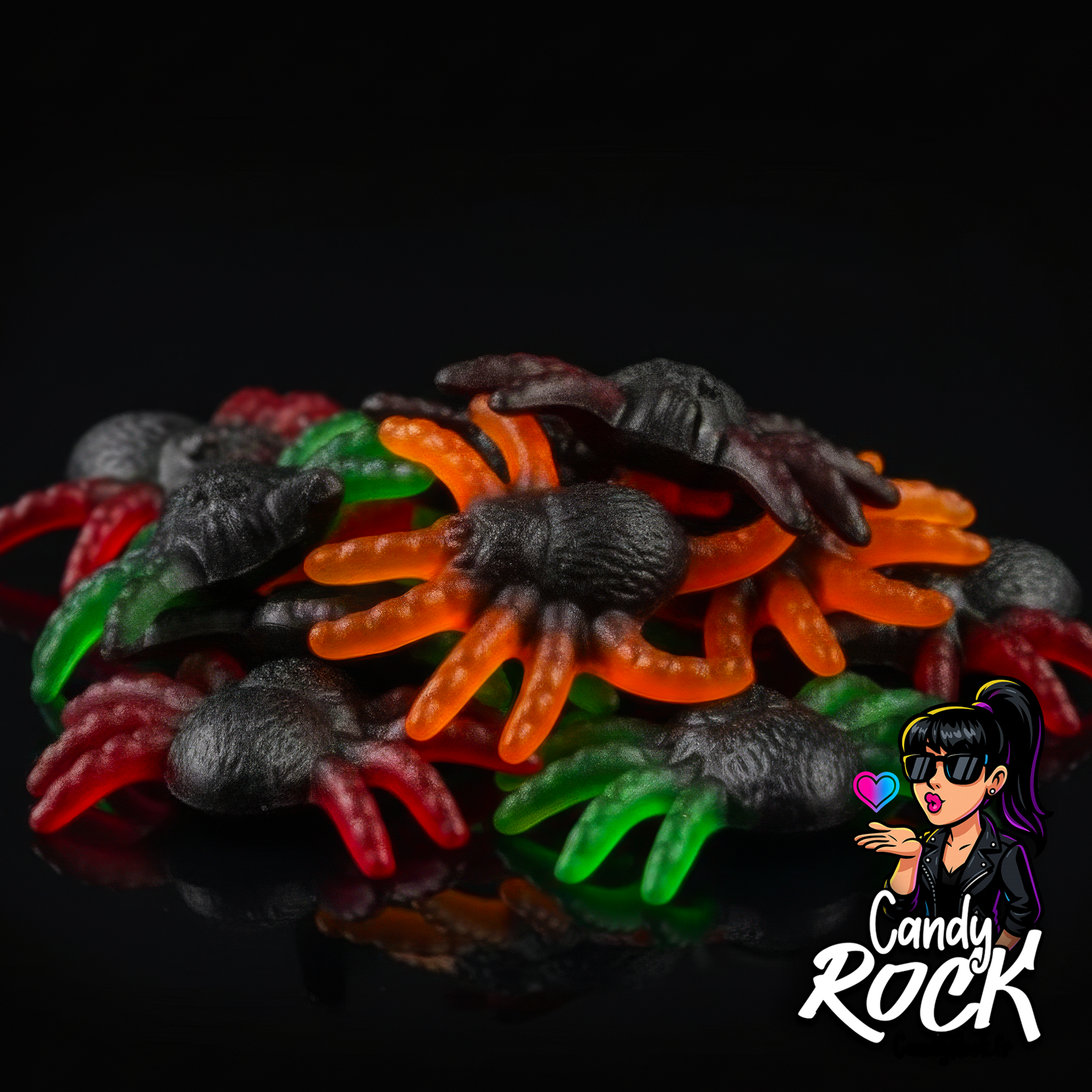 Gros plan sur des tarentules gélifiées lisses aux pattes colorées et corps sombre, CandyRock.
