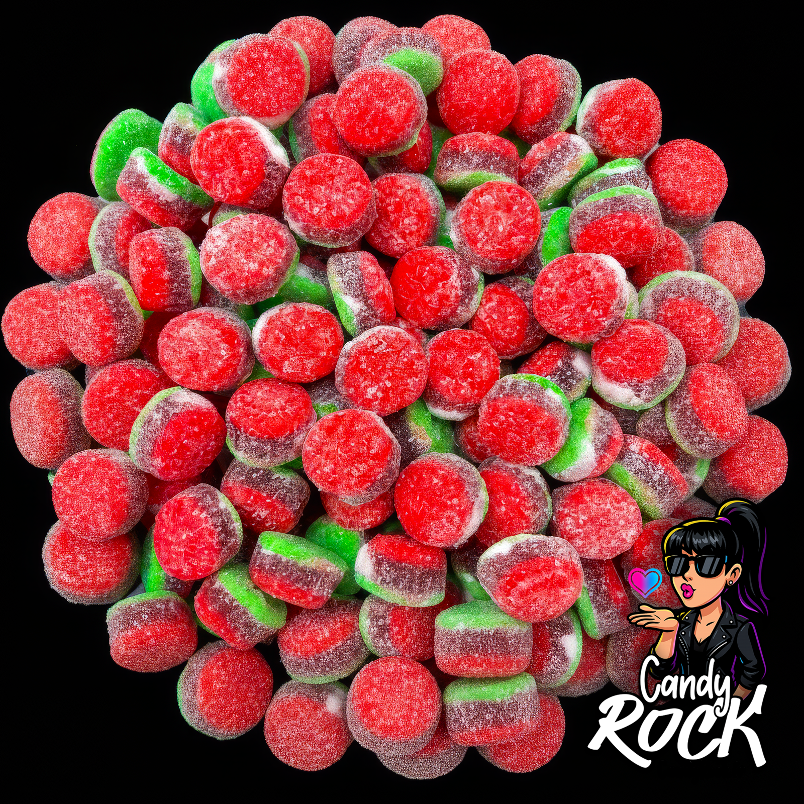 Tartelettes pastèque tricolores sucrées en vrac sur fond noir, présentation générale gélifiée et brillante, CandyRock.