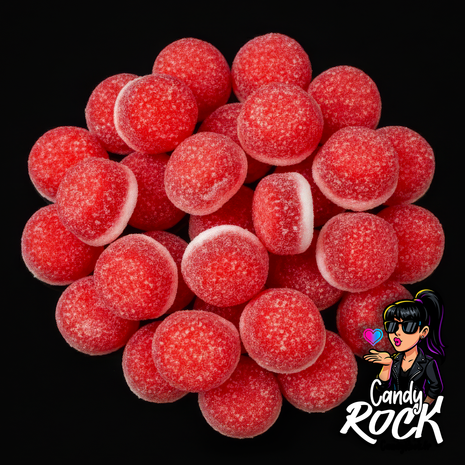 Tartelettes rouges sucrées en vrac sur fond noir, présentation générale brillante et gélifiée, CandyRock.