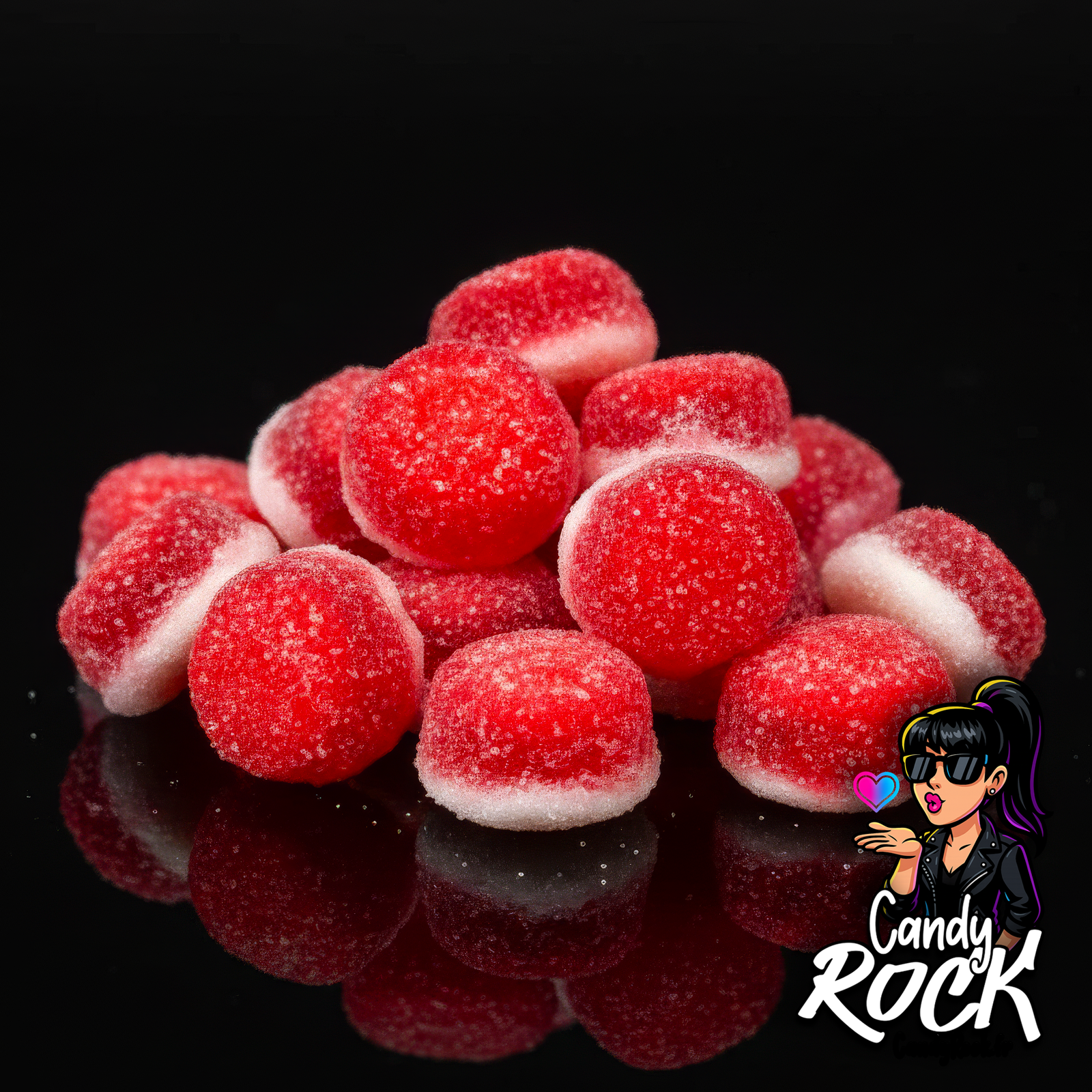 Zoom rapproché sur tartelettes rouges gélifiées avec cœur blanc et enrobage sucré scintillant, CandyRock.