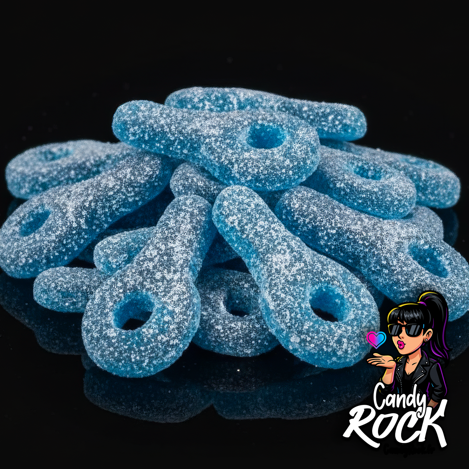 Zoom sur des tétines bleues acidulées, détail du sucre pétillant et de la texture gélifiée, CandyRock.