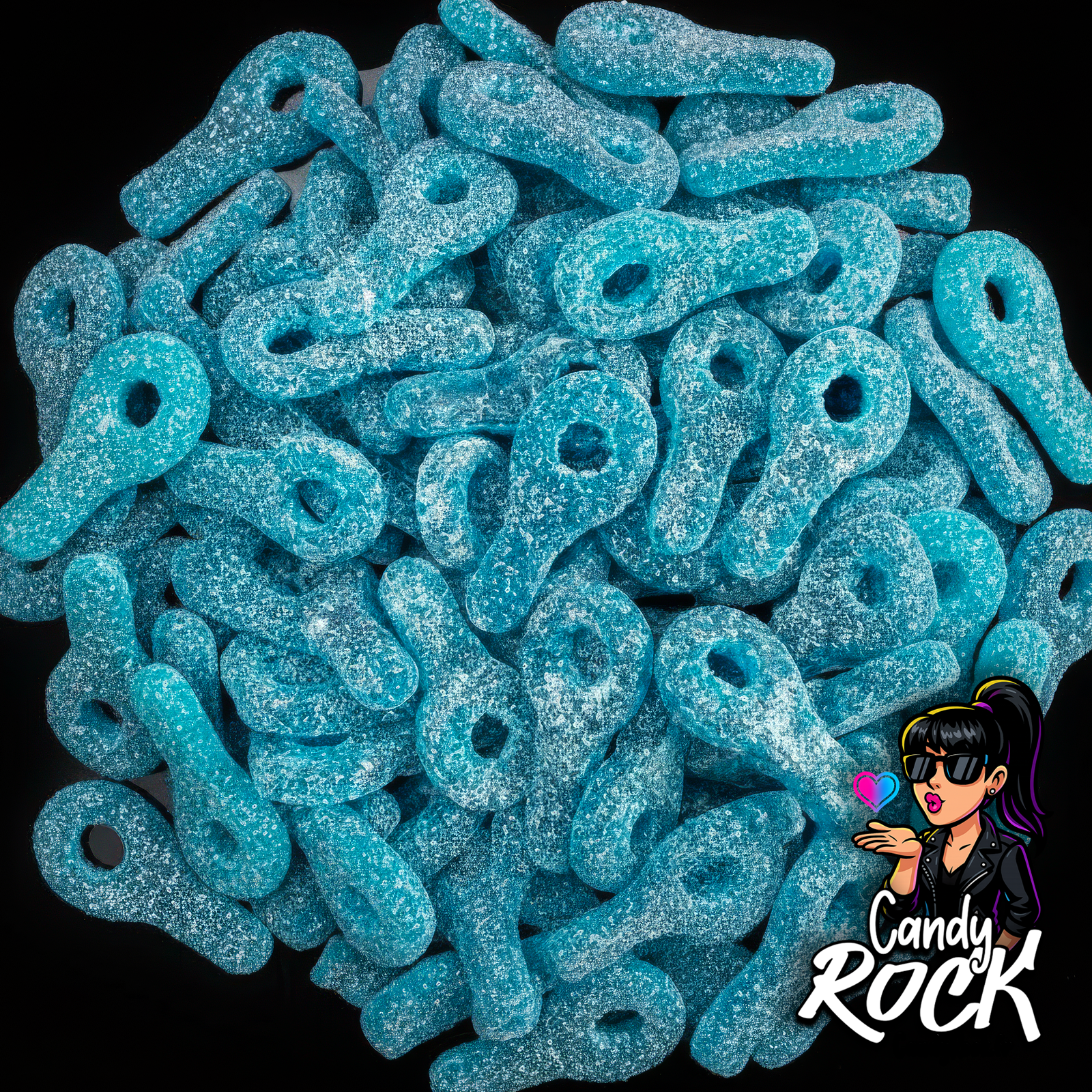 Tétines bleues gélifiées et acidulées présentées en vrac sur fond noir avec texture sucrée, CandyRock.