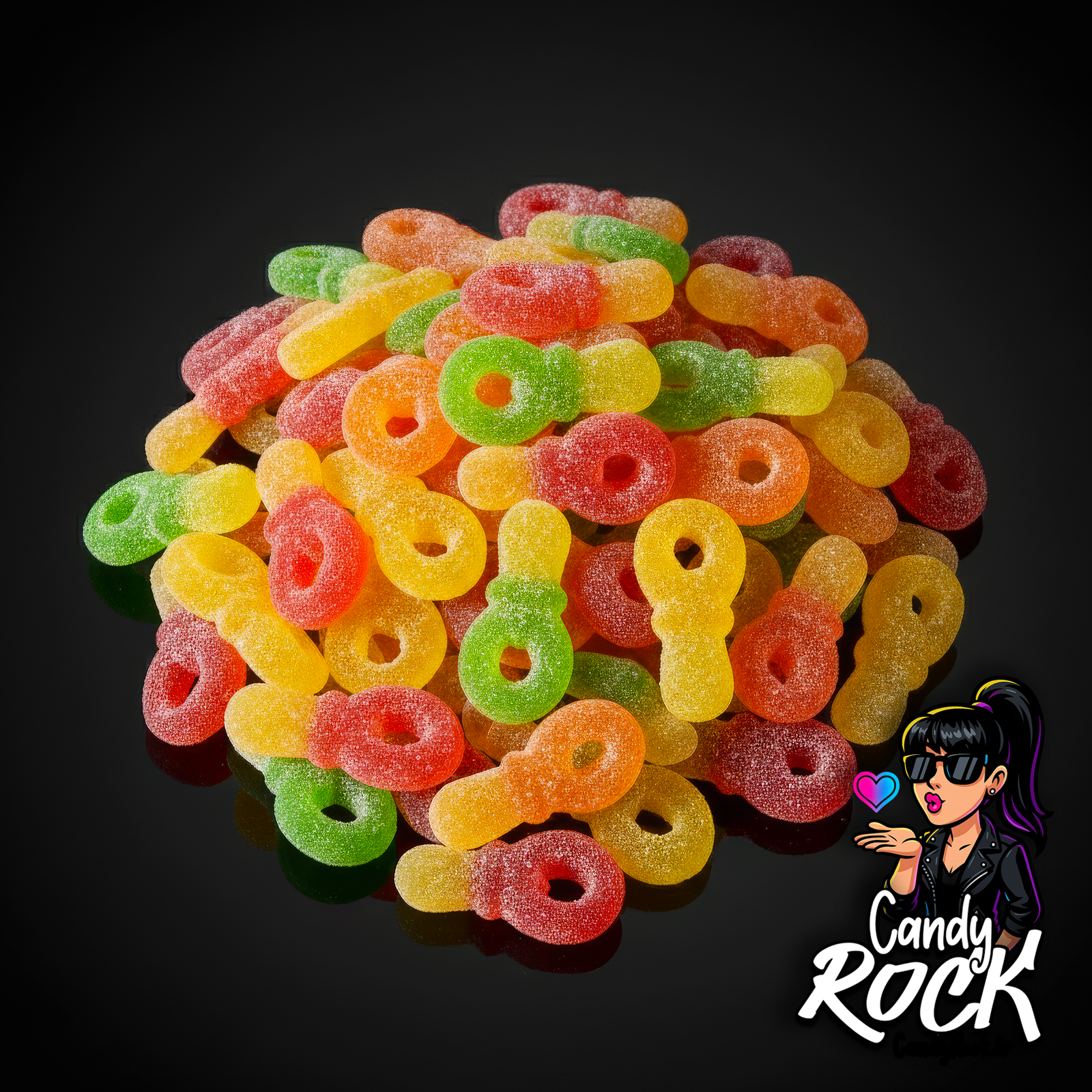 Tétines gélifiées multicolores CandyRock sur fond noir, présentation générale des bonbons fruités et acidulés.