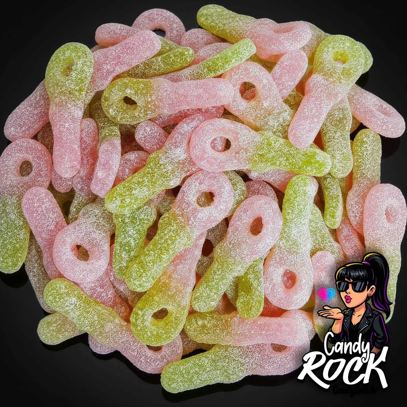 Tétines gélifiées bicolores rose et vert CandyRock sur fond noir, présentation générale des bonbons acidulés à la pastèque.