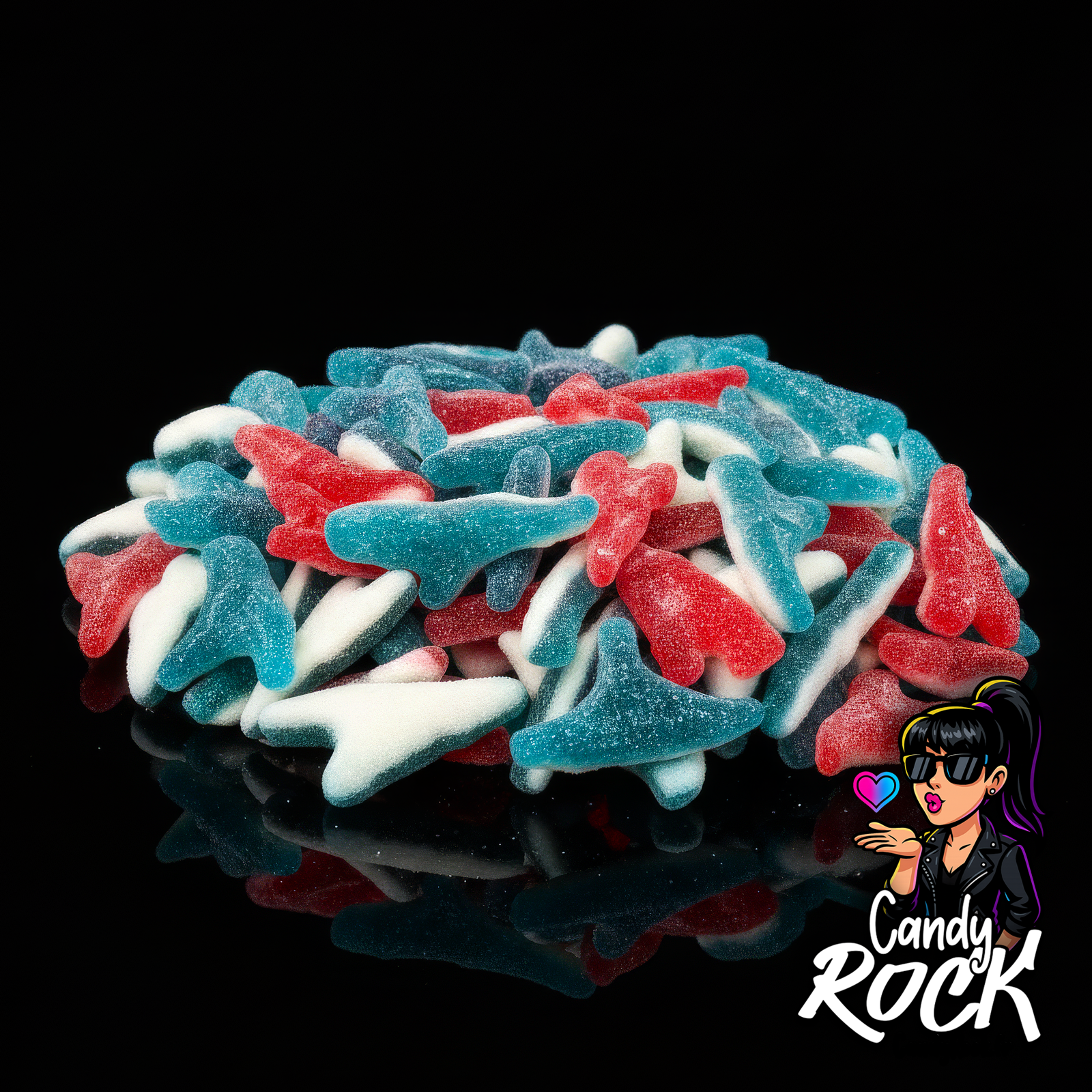 Vue rapprochée de bonbons Tour Eiffel acidulés bicolores, détail du sucre et des couleurs vives, ambiance CandyRock.