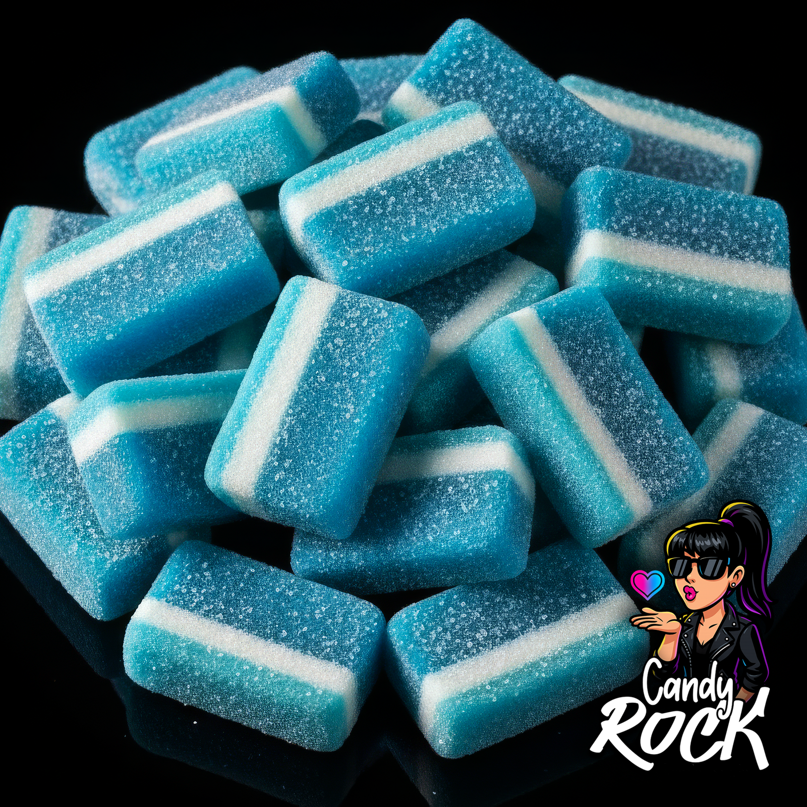 Bonbons tranches framboise bleues gélifiés avec bande blanche et sucre acidulé, pile de pièces sur fond noir, CandyRock.